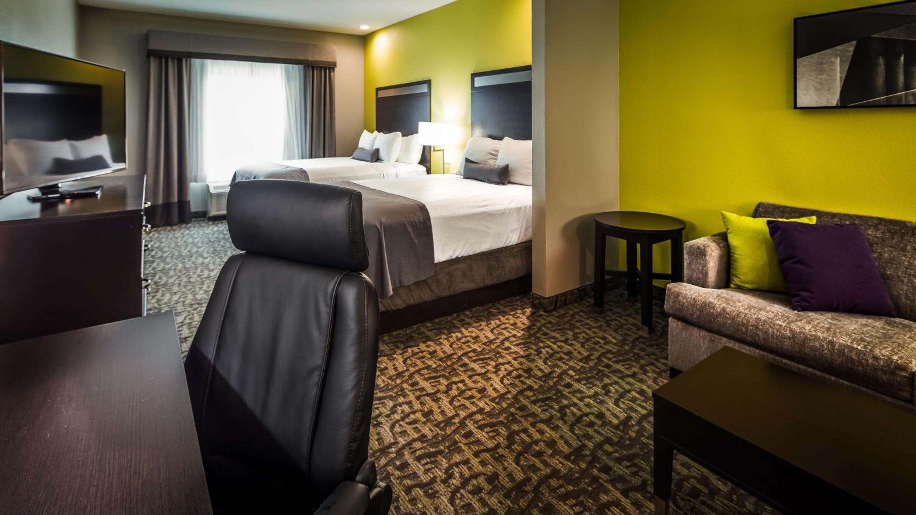 Suite with Two Queen Beds and Sofa Bed - Non-Smoking photo 1