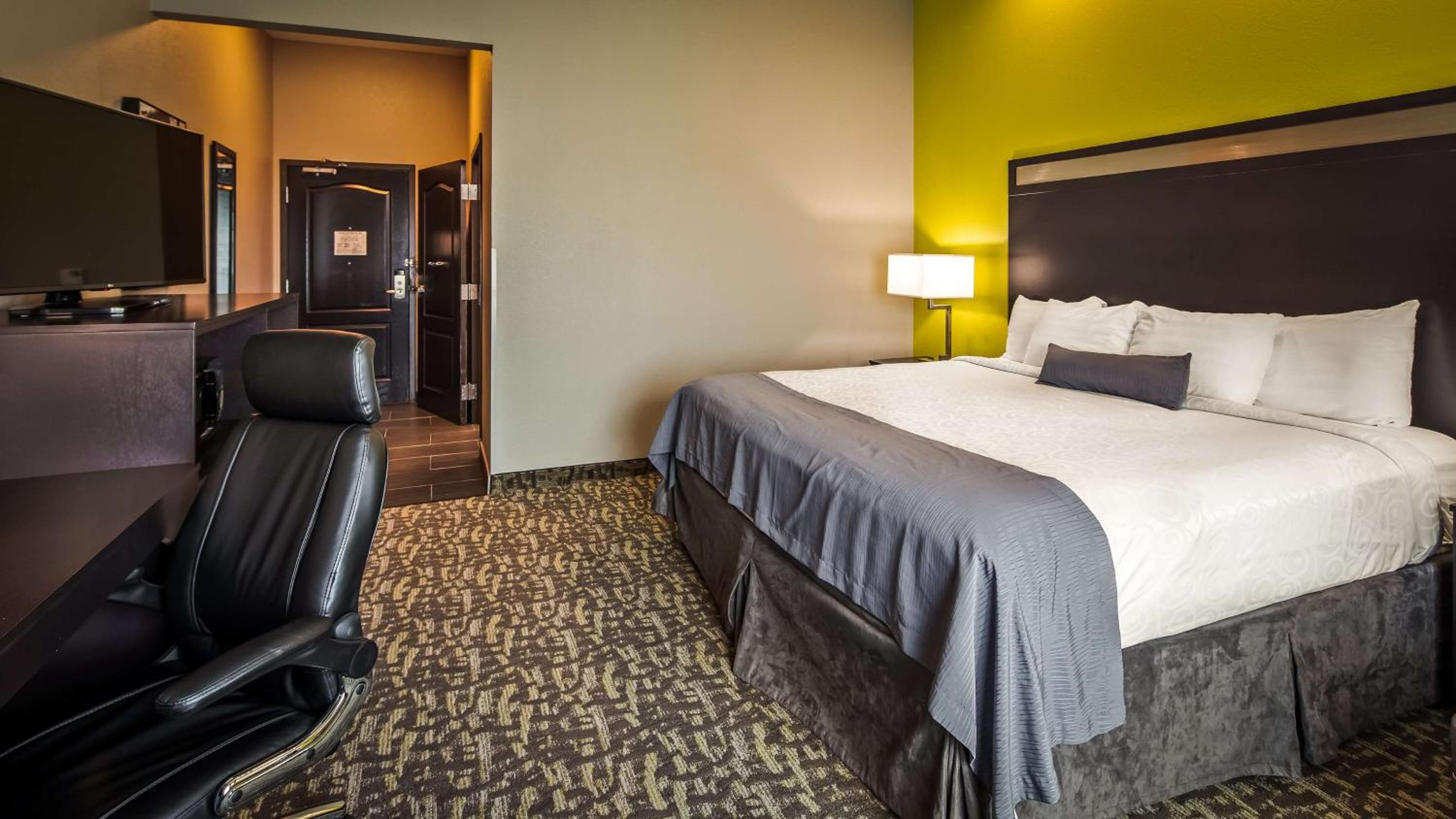 King Room with Roll-in Shower - Disability Access/Non-Smoking photo 2