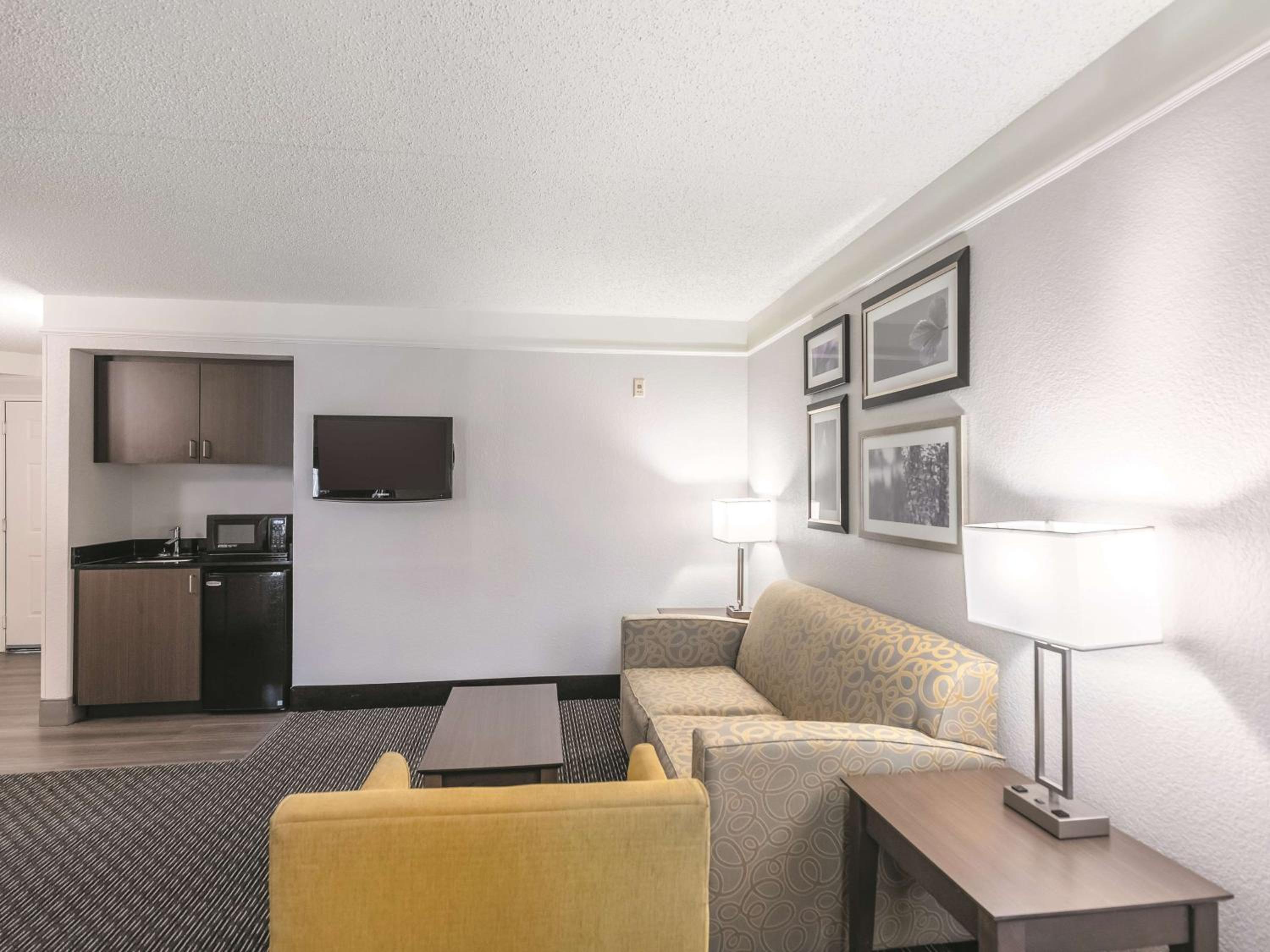 One-Bedroom King Suite - Non-Smoking - Photo 5