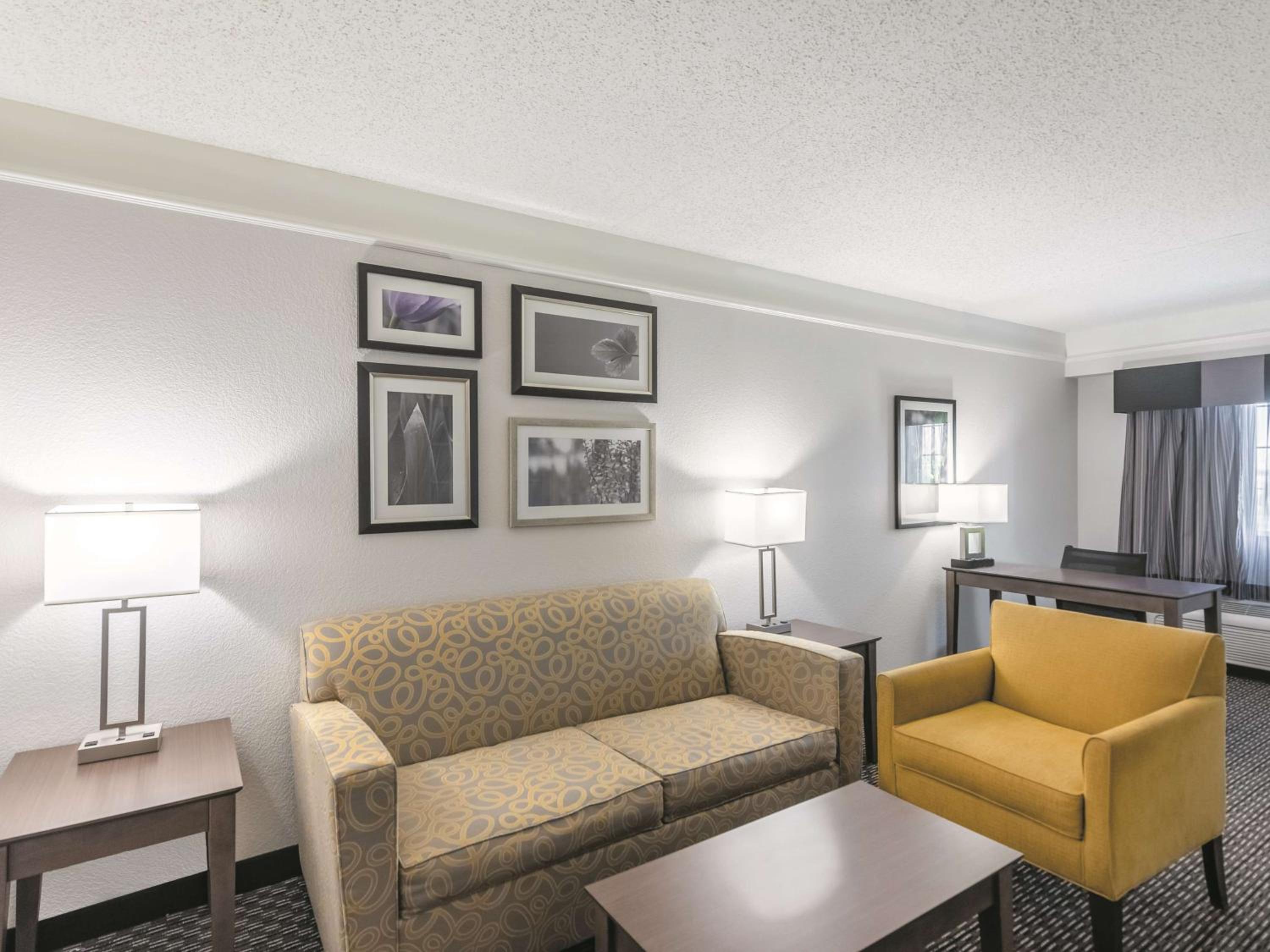 One-Bedroom King Suite - Non-Smoking - Photo 7
