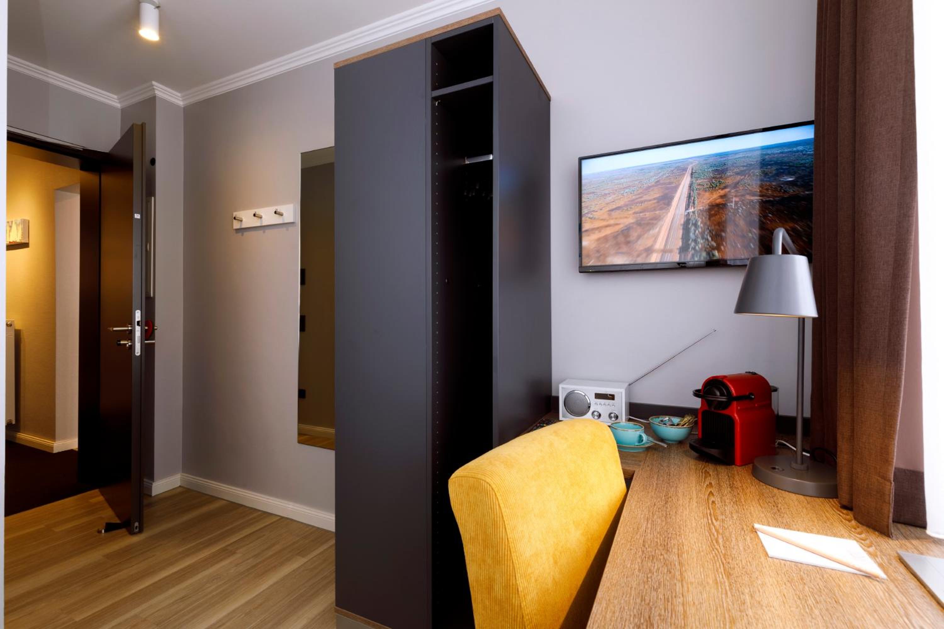 Single Room with Private Bathroom photo 2