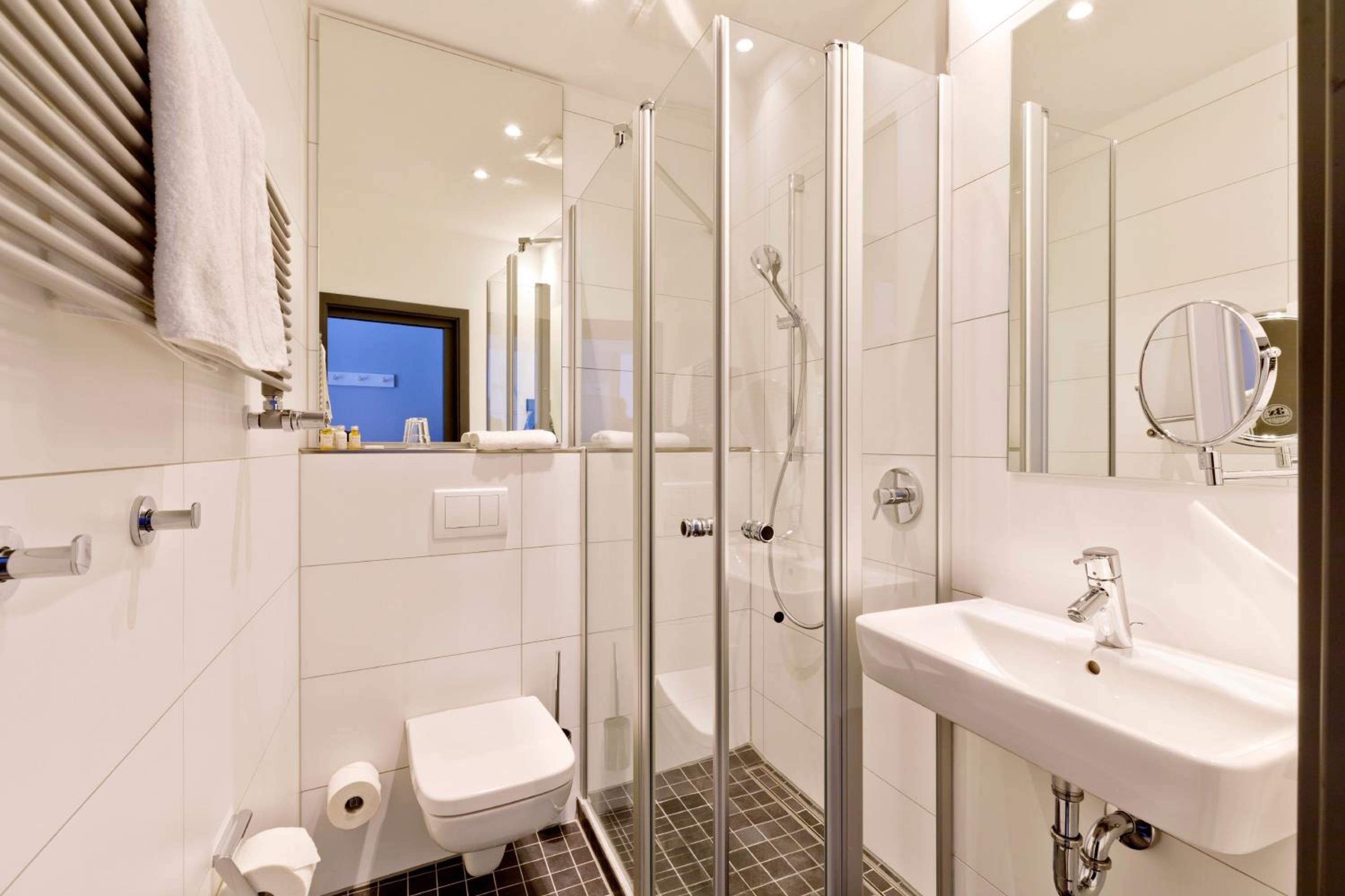 Single Room with Private Bathroom photo 3