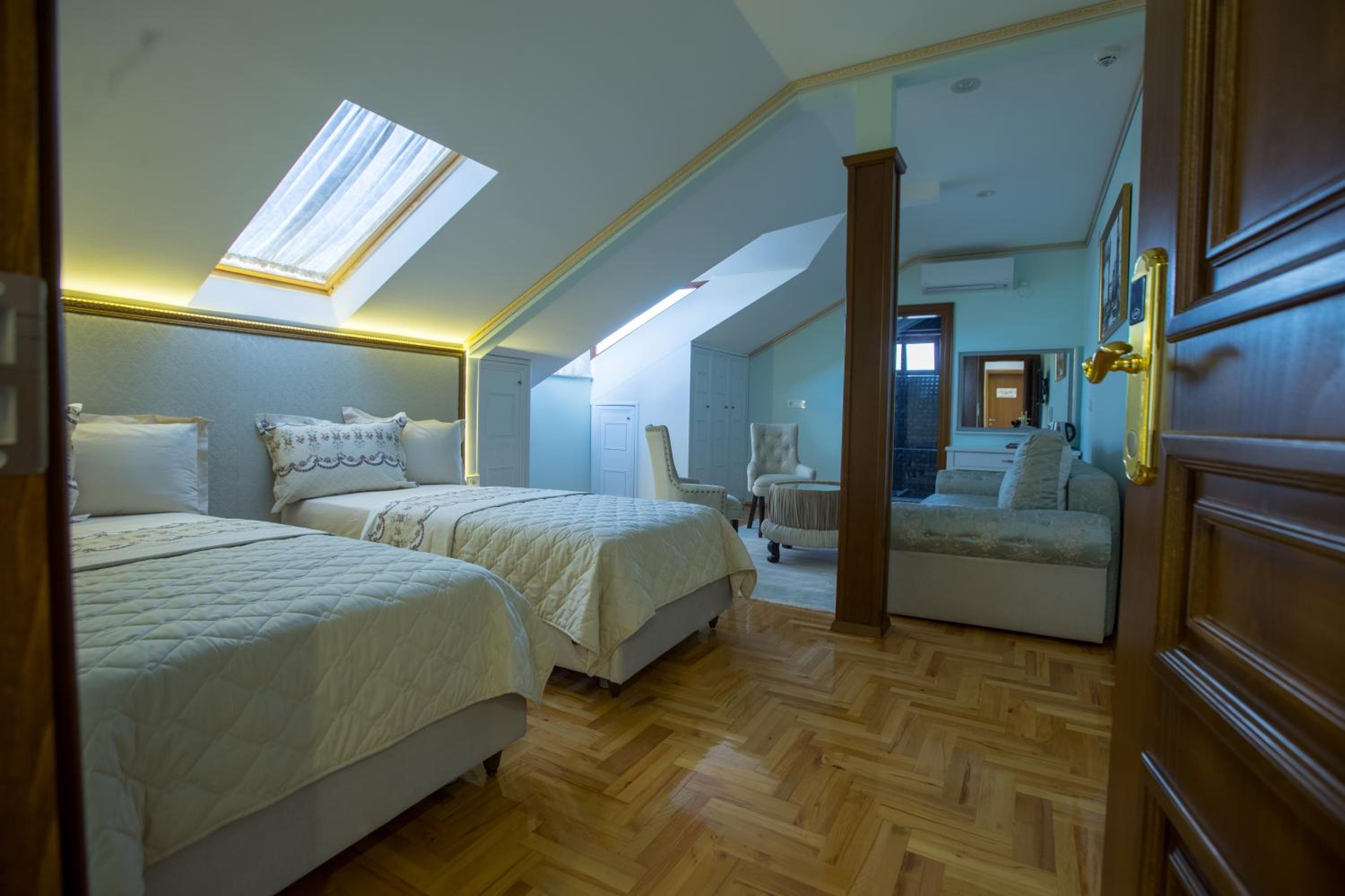 Large Twin Room photo 2