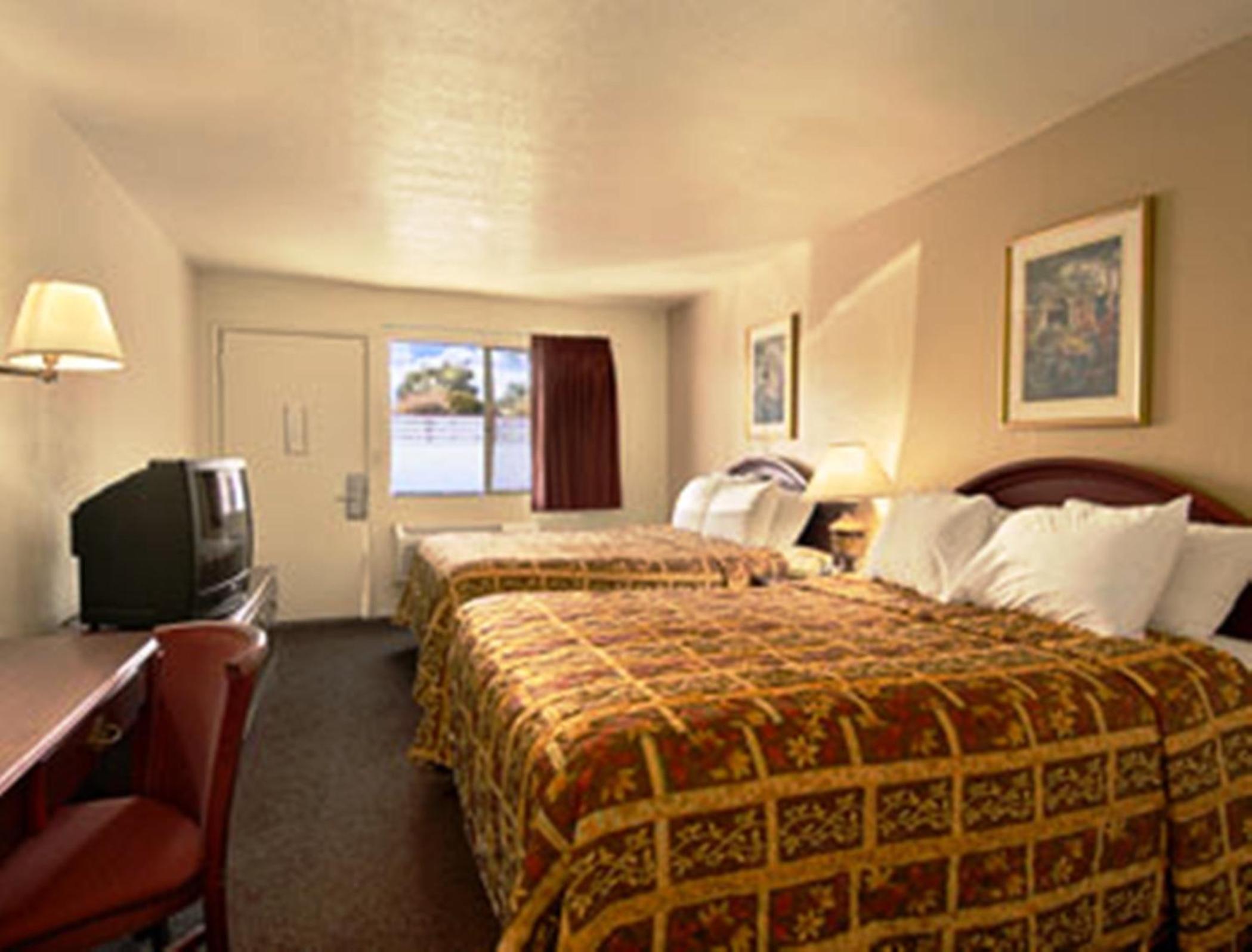 Queen Room With Two Queen Beds - Non-Smoking photo 1