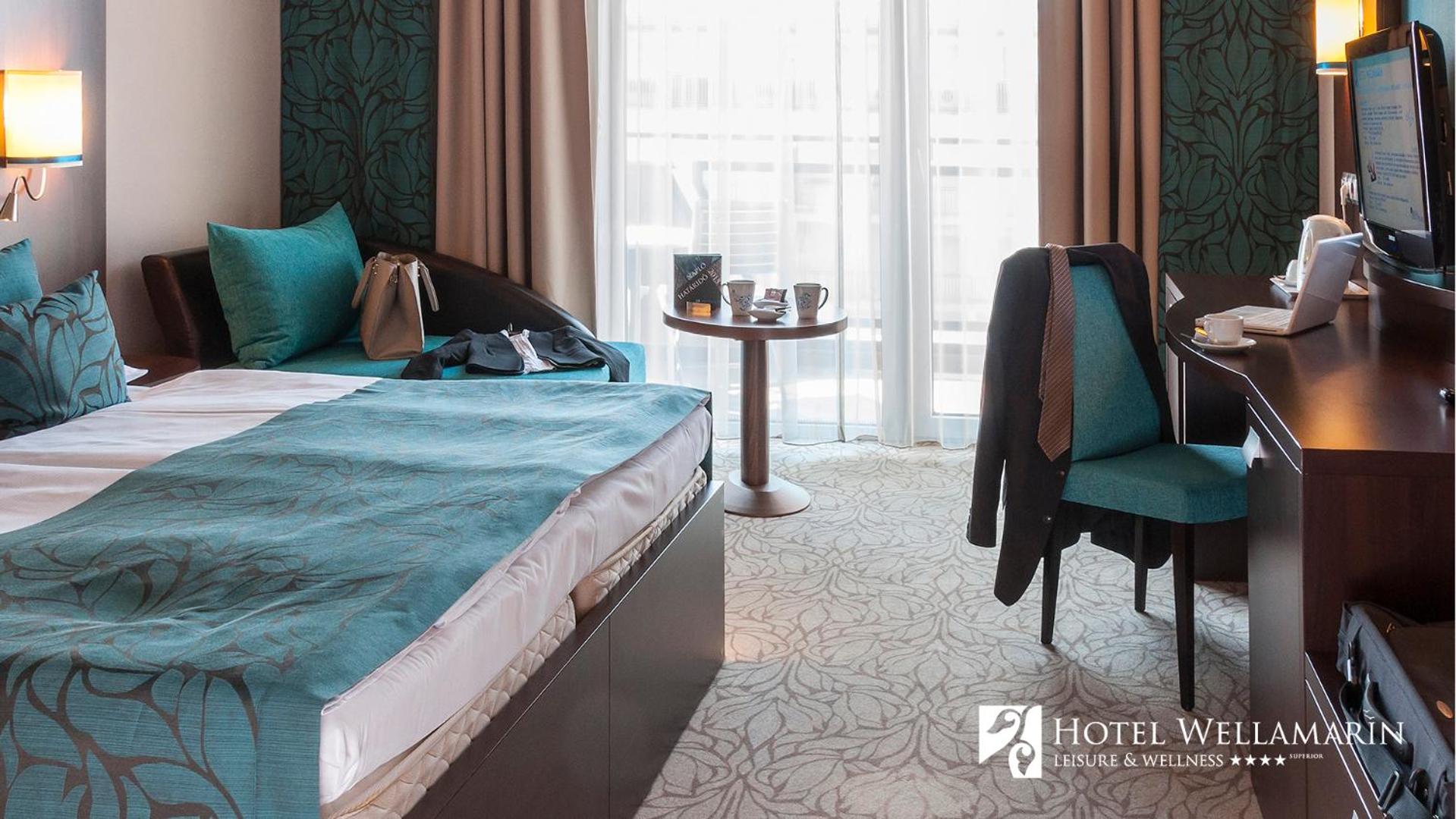 Deluxe Double Room with Side Lake View and Balcony photo 3