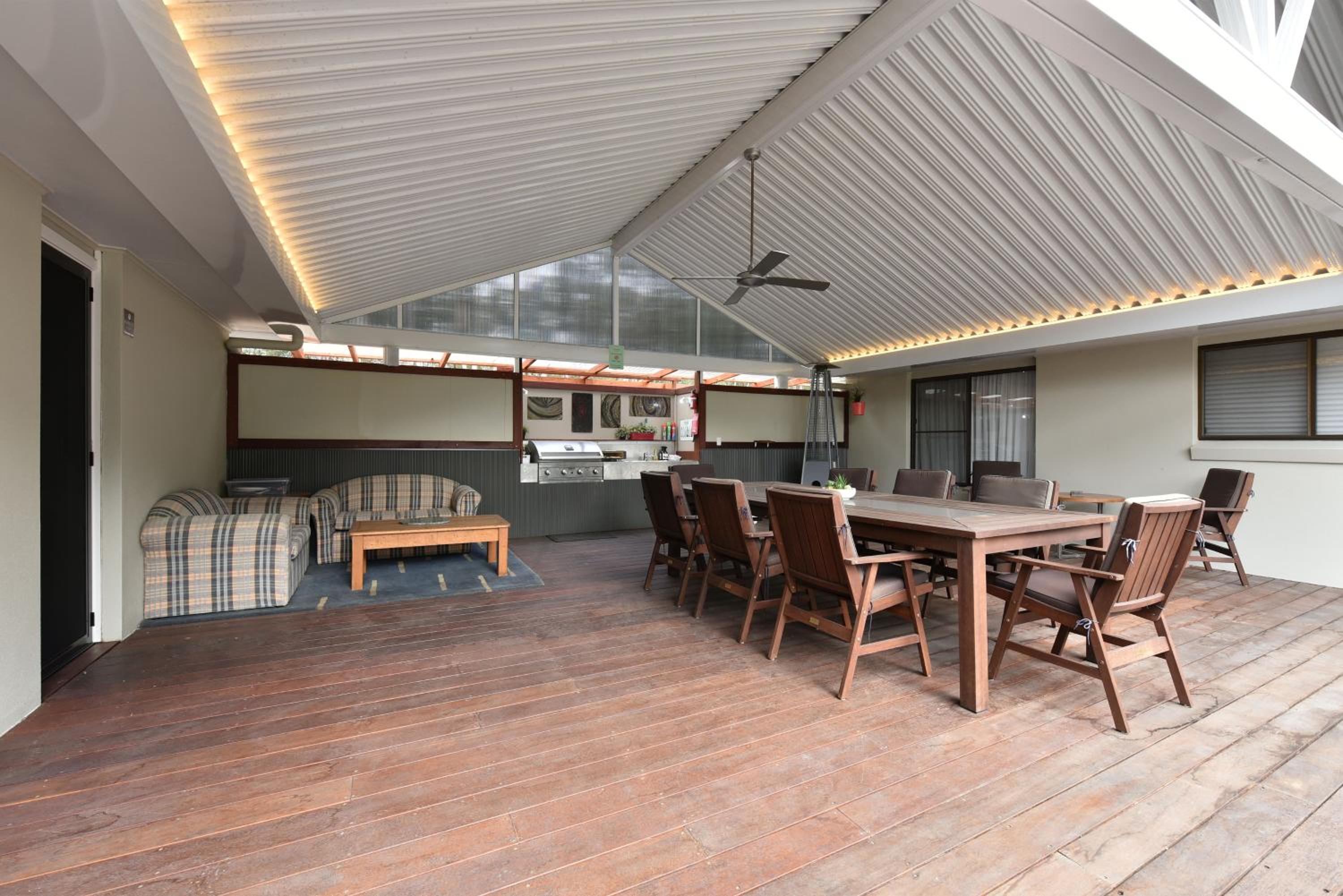 Villa Complex (Two-Bedroom Villa, One-Bedroom Apartment and Queen Room)