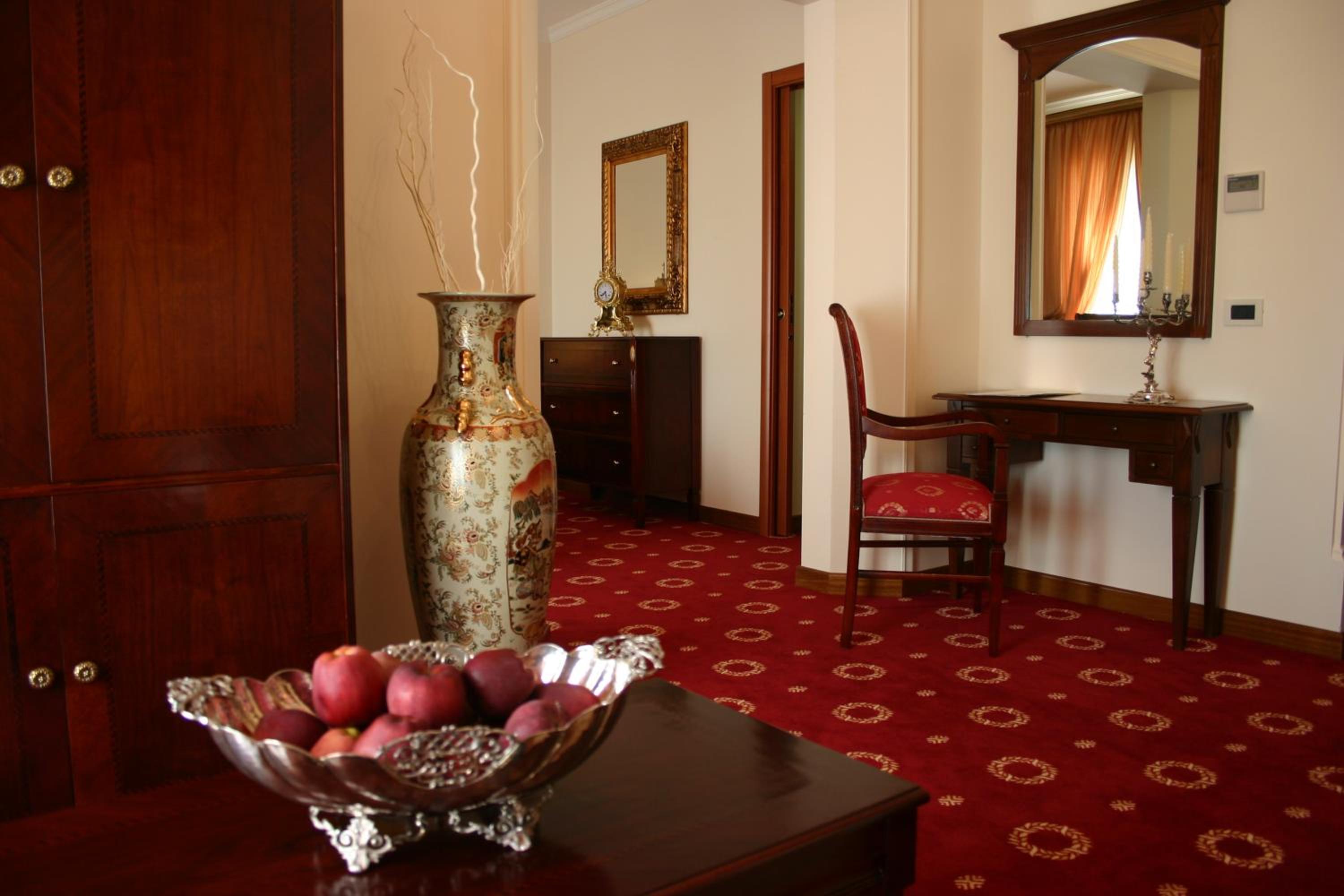 Suite - Photo 1