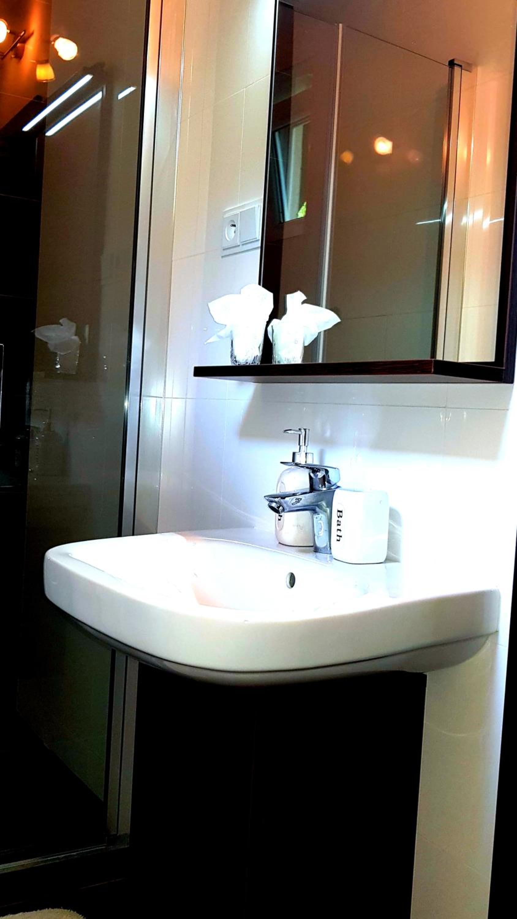 Deluxe Double Room - Photo 8
