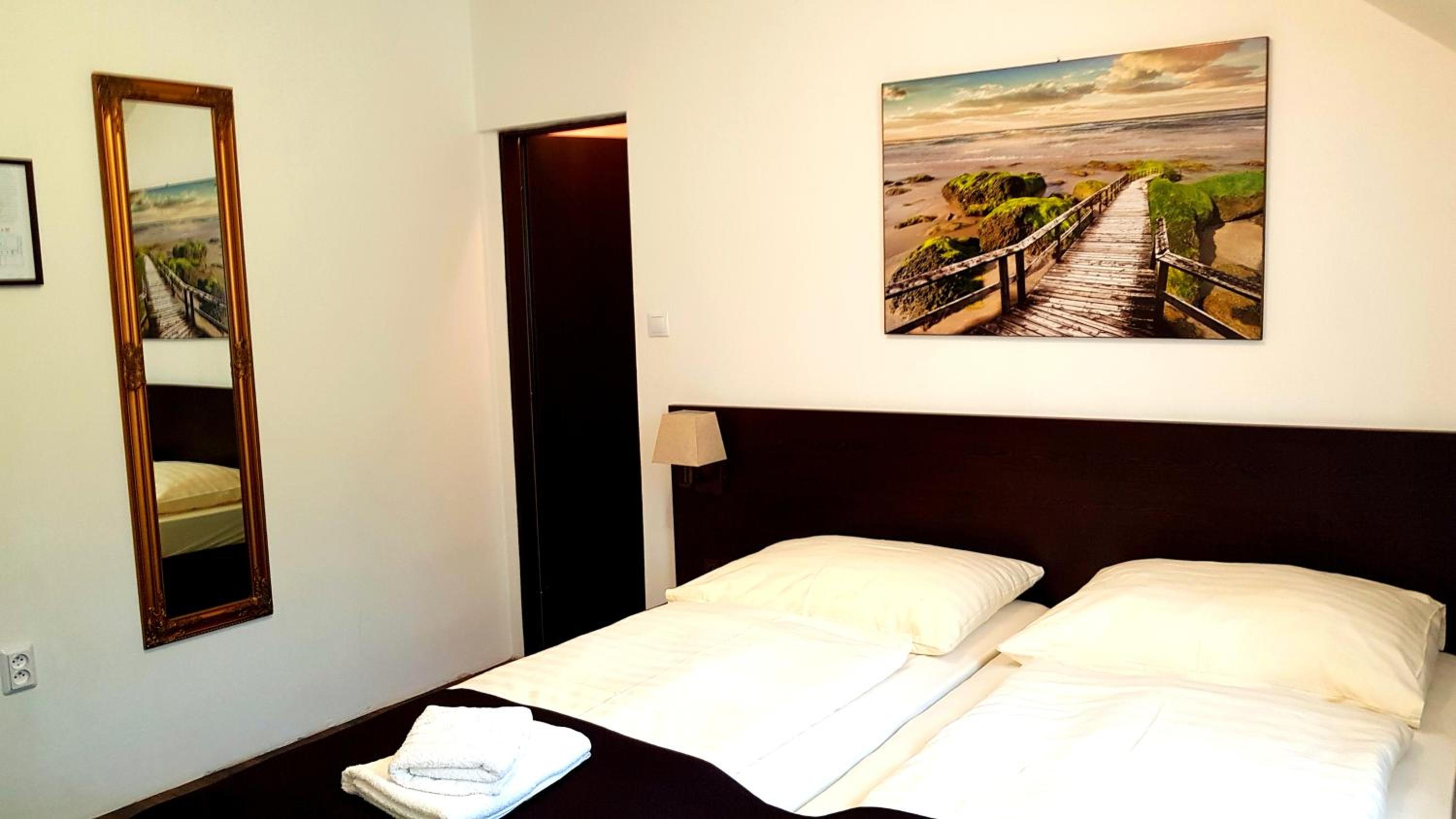 Deluxe Double Room - Photo 9