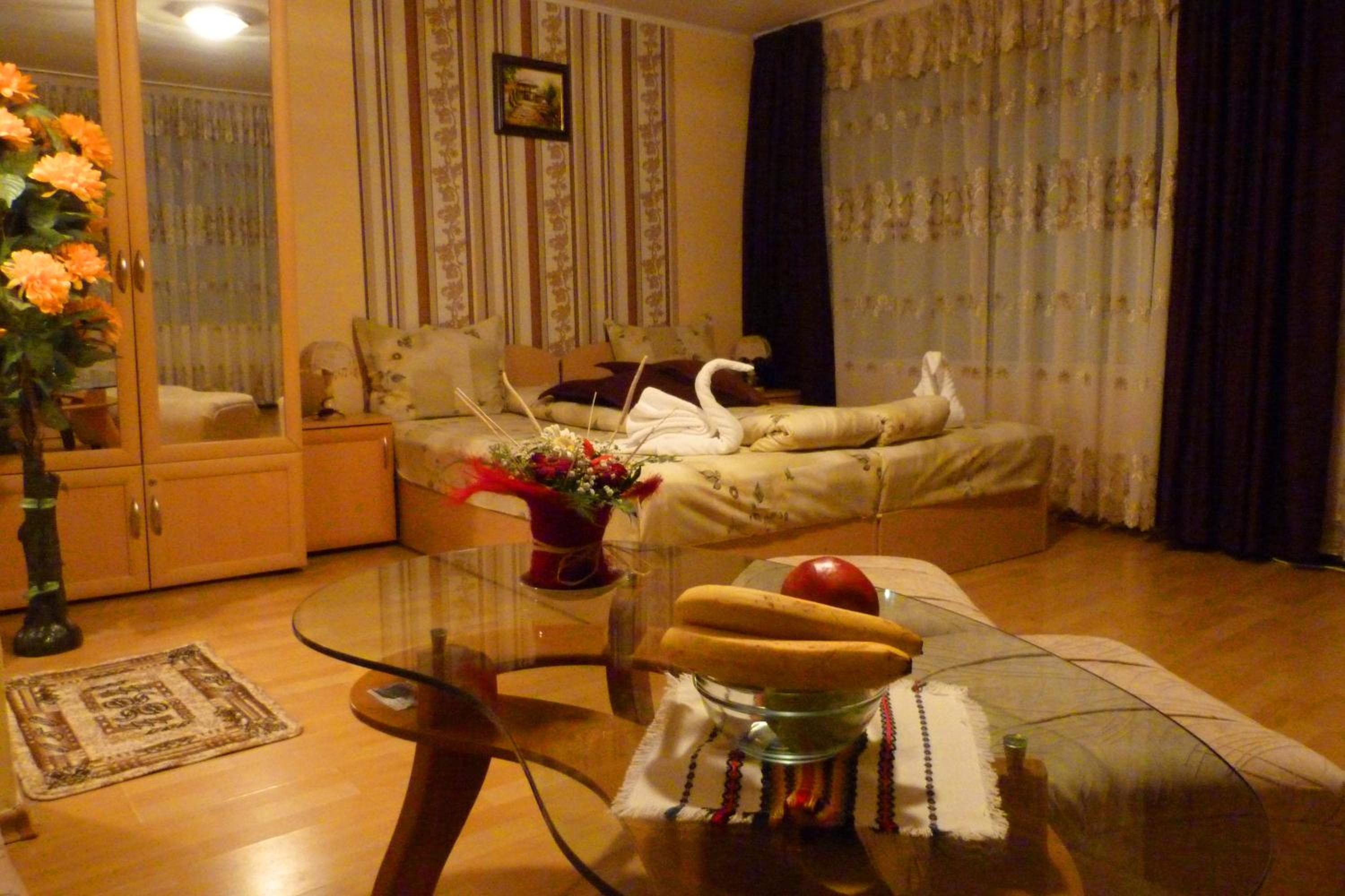 Eight-Bedroom House photo 1