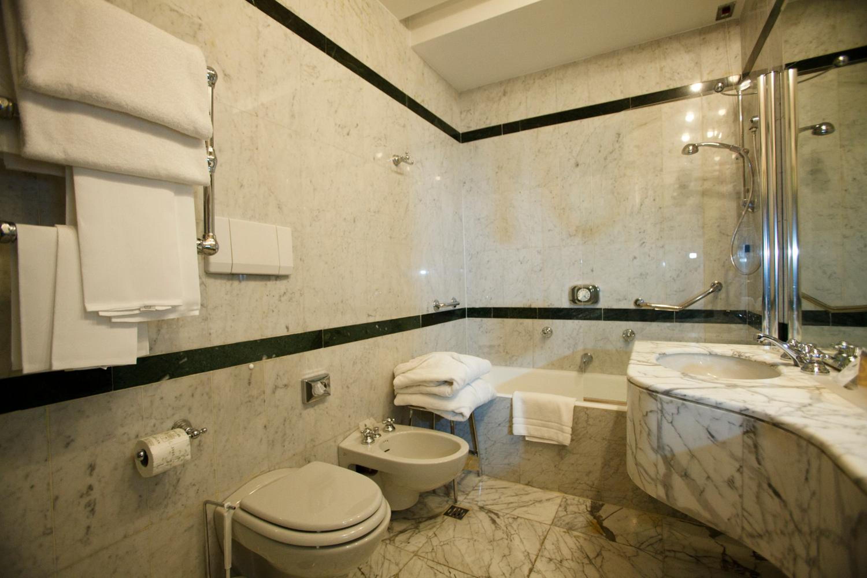 Deluxe Double Room - Photo 19