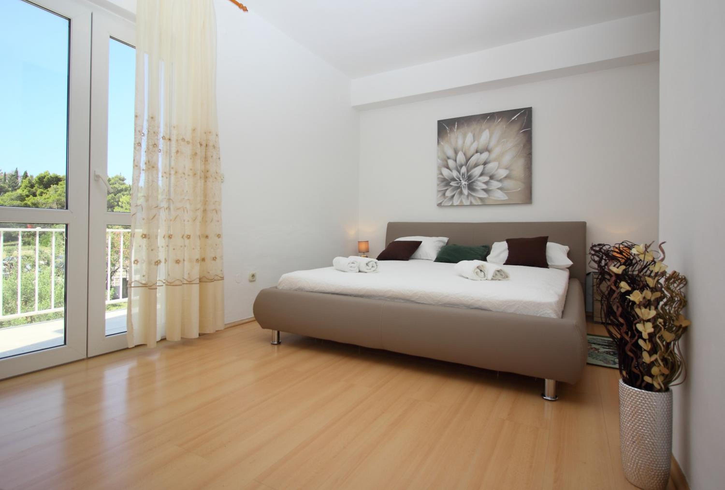 Deluxe One-Bedroom Apartment with Balcony and Sea View photo 1