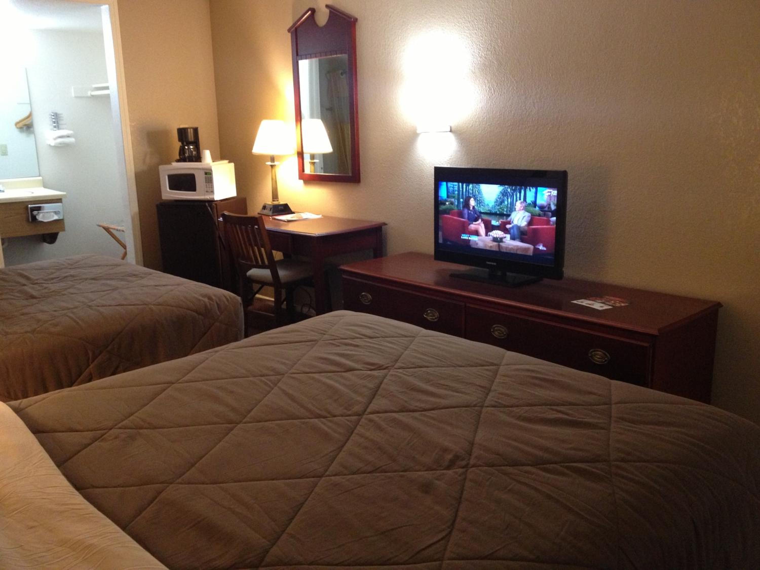 Queen Room With Two Queen Beds - Non-Smoking photo 3