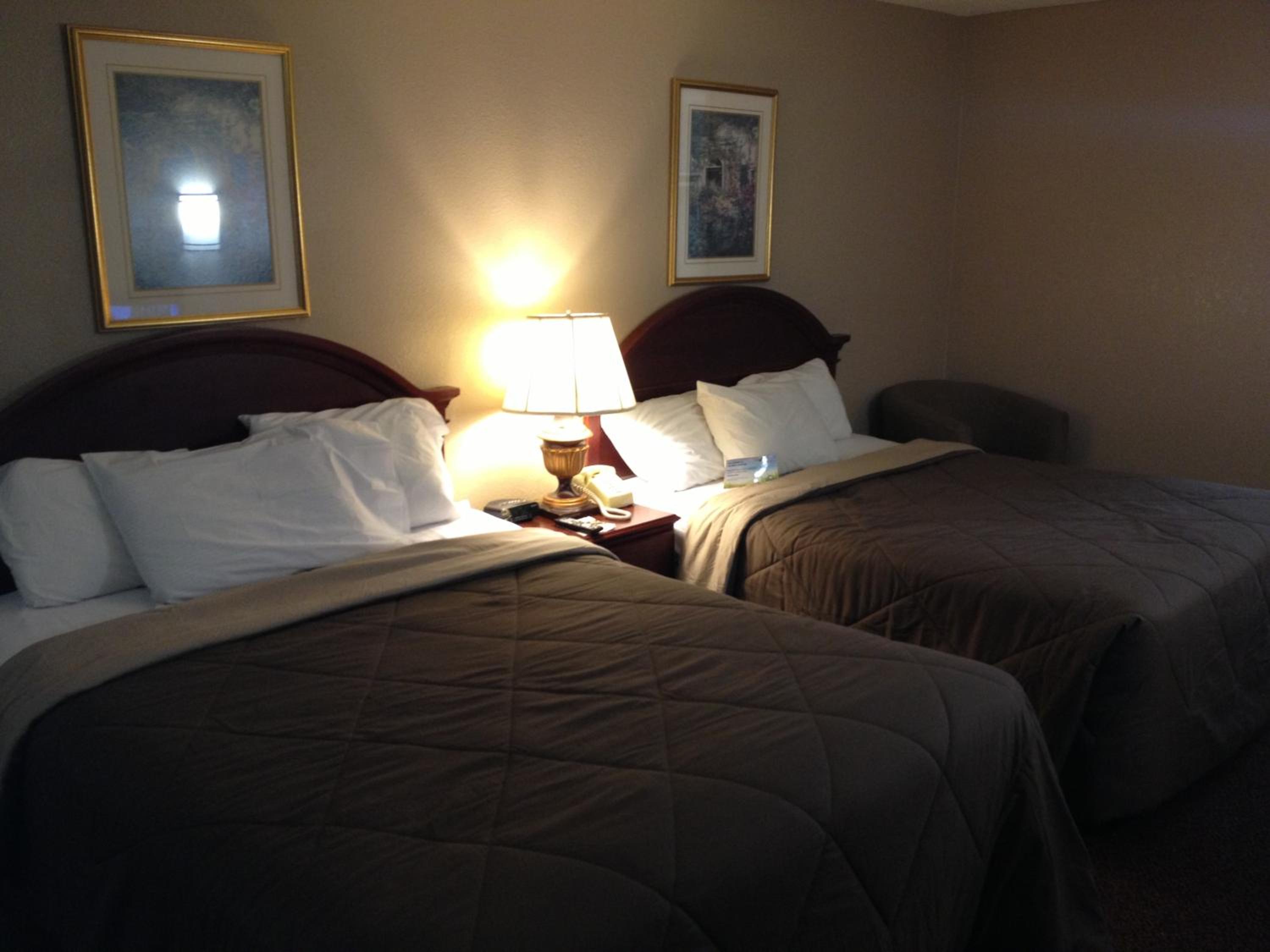 Queen Room With Two Queen Beds - Non-Smoking photo 2