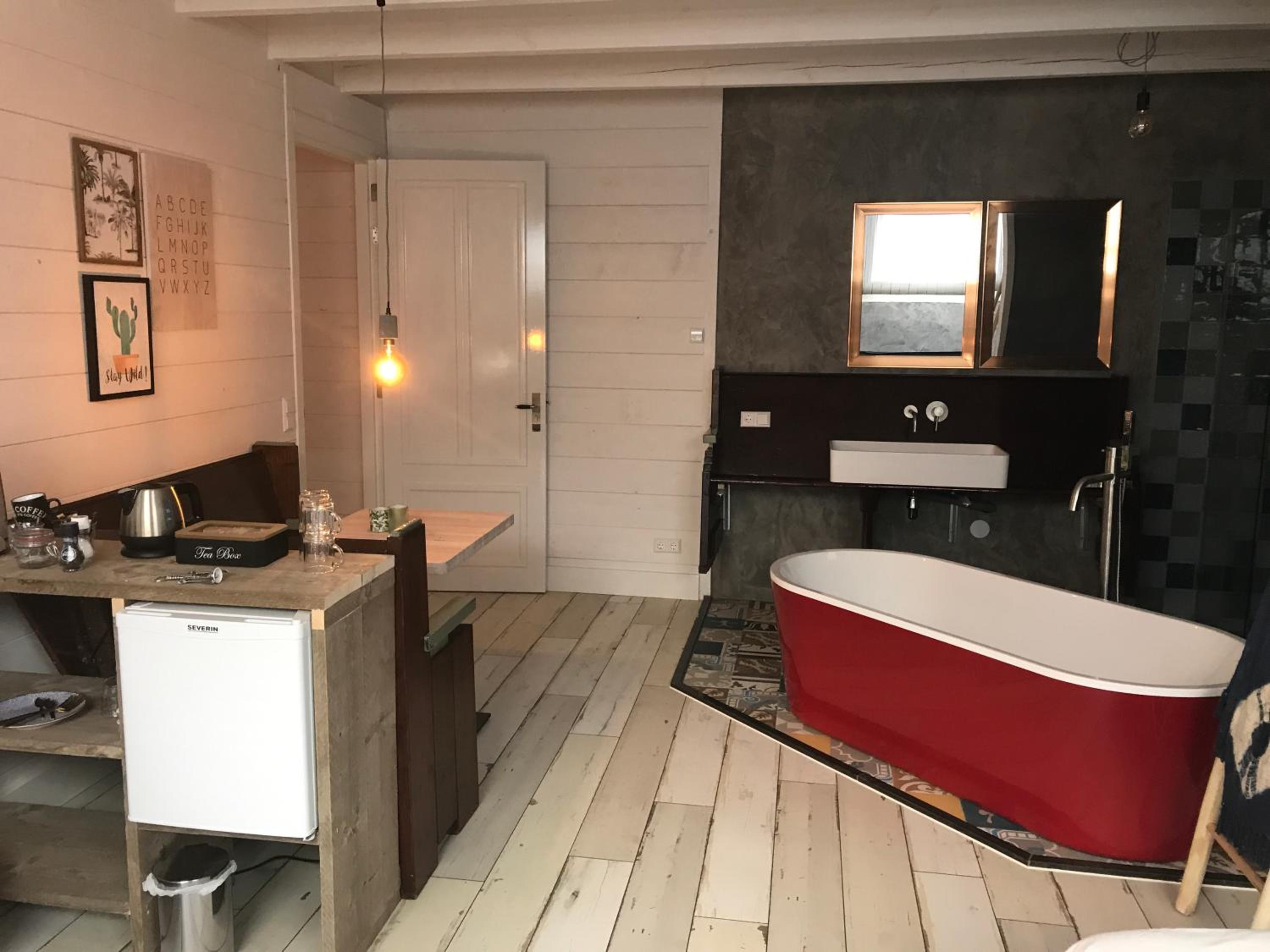 Deluxe King Suite - Photo 5
