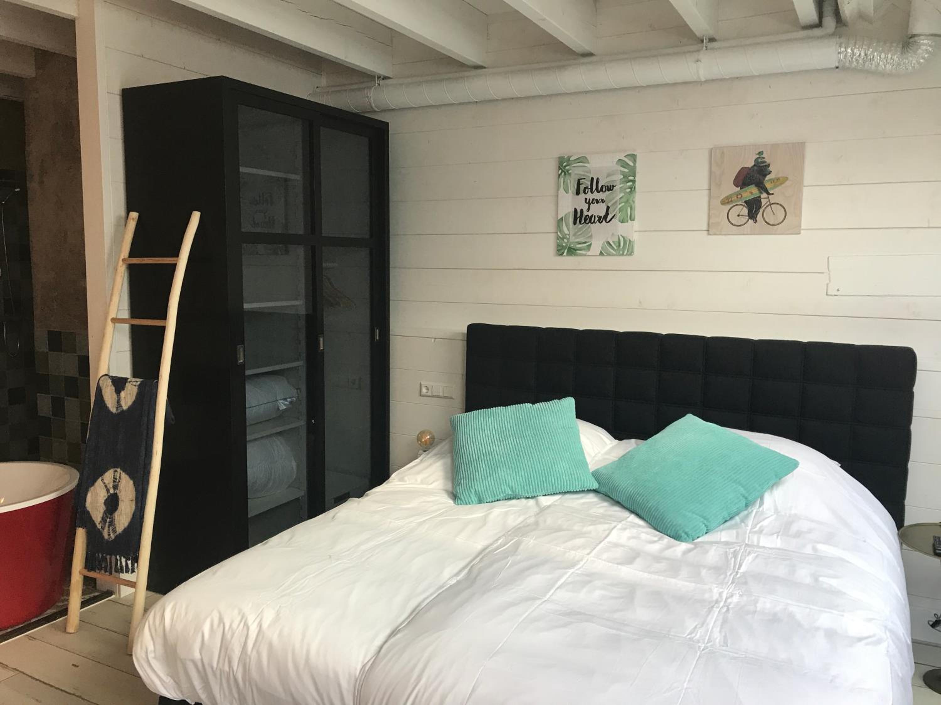 Deluxe King Suite - Photo 6
