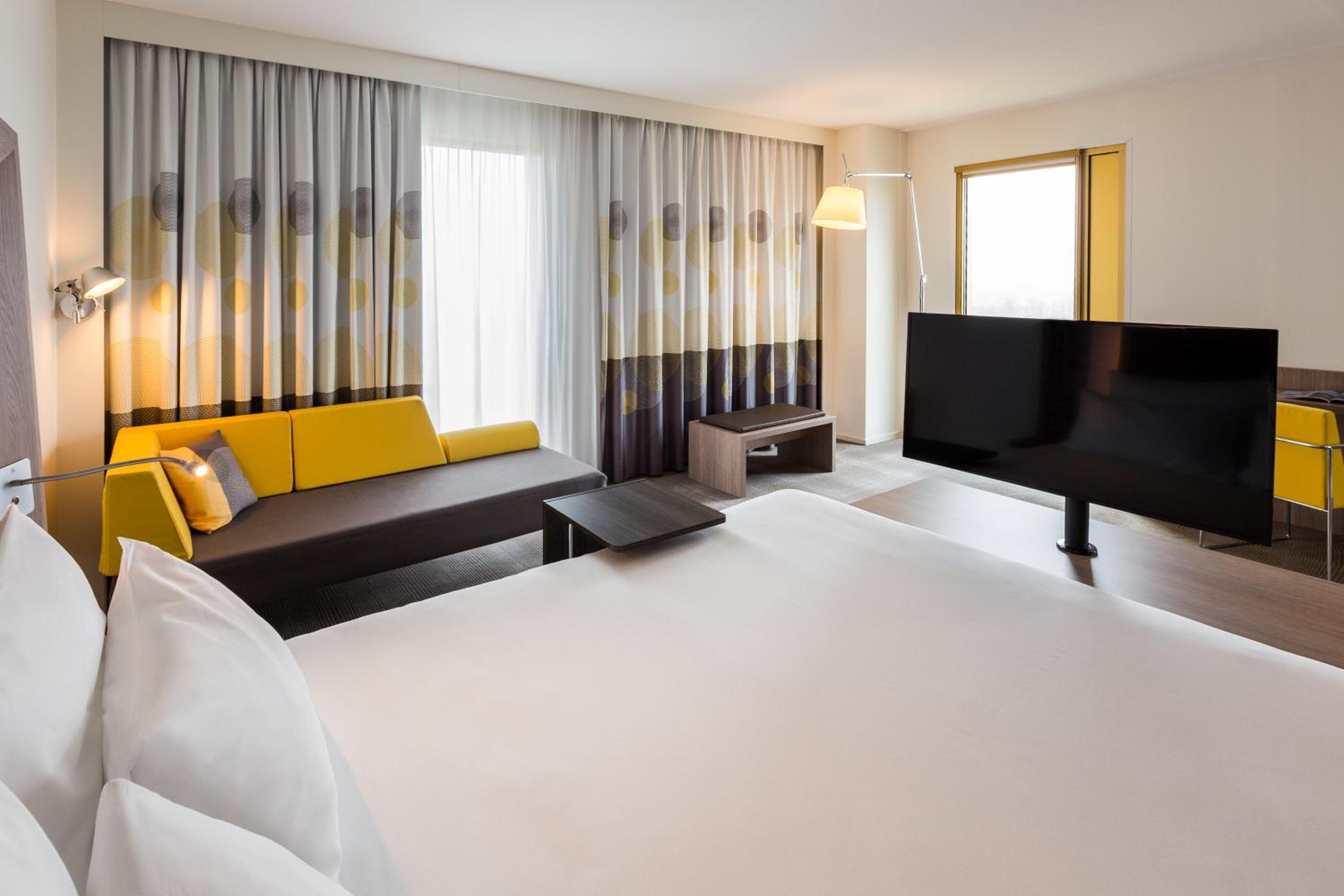 Junior Suite with Queen Bed and Sofa Bed photo 2
