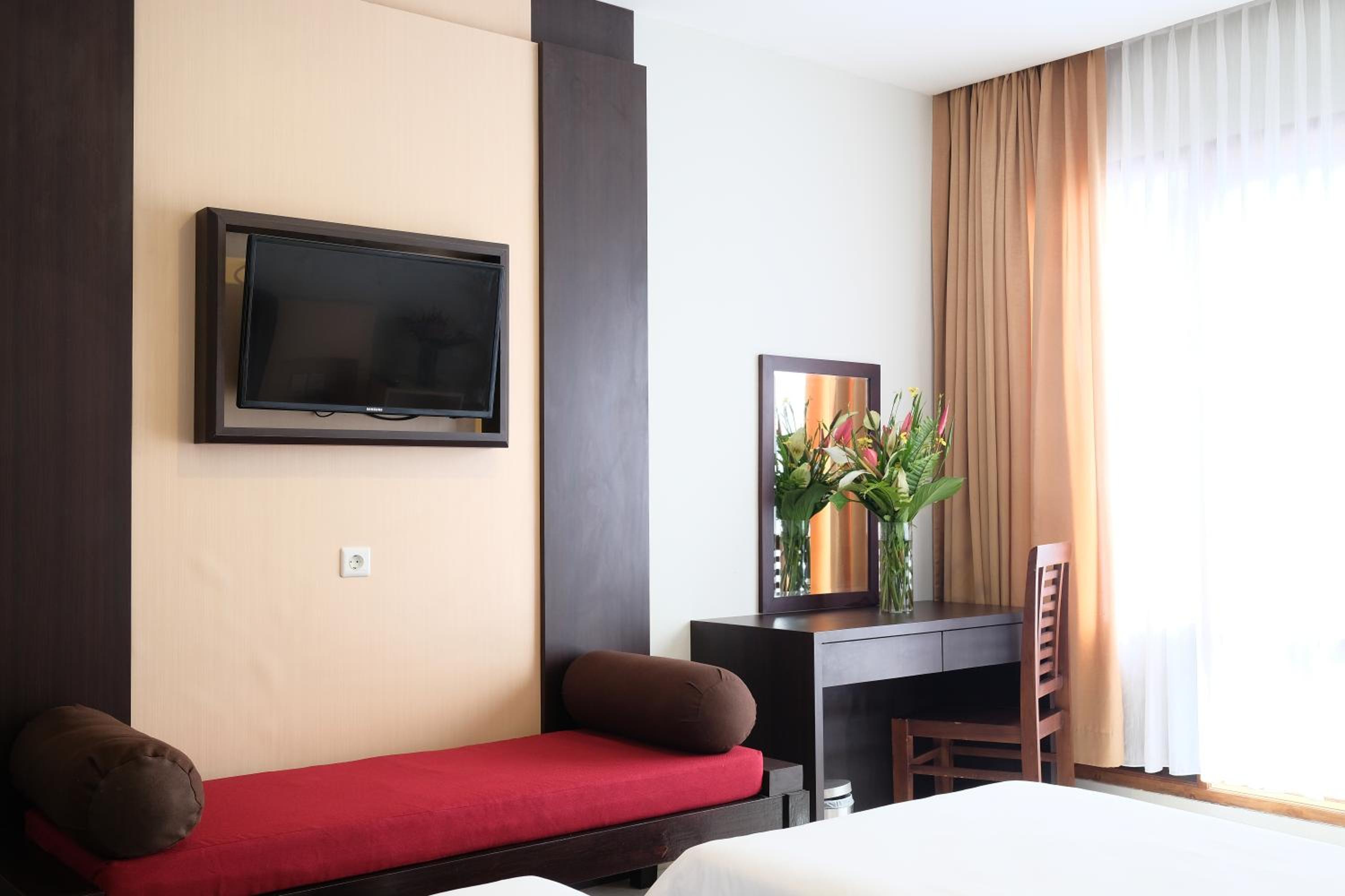 Deluxe Twin Room with City View - with Balcony - Photo 6