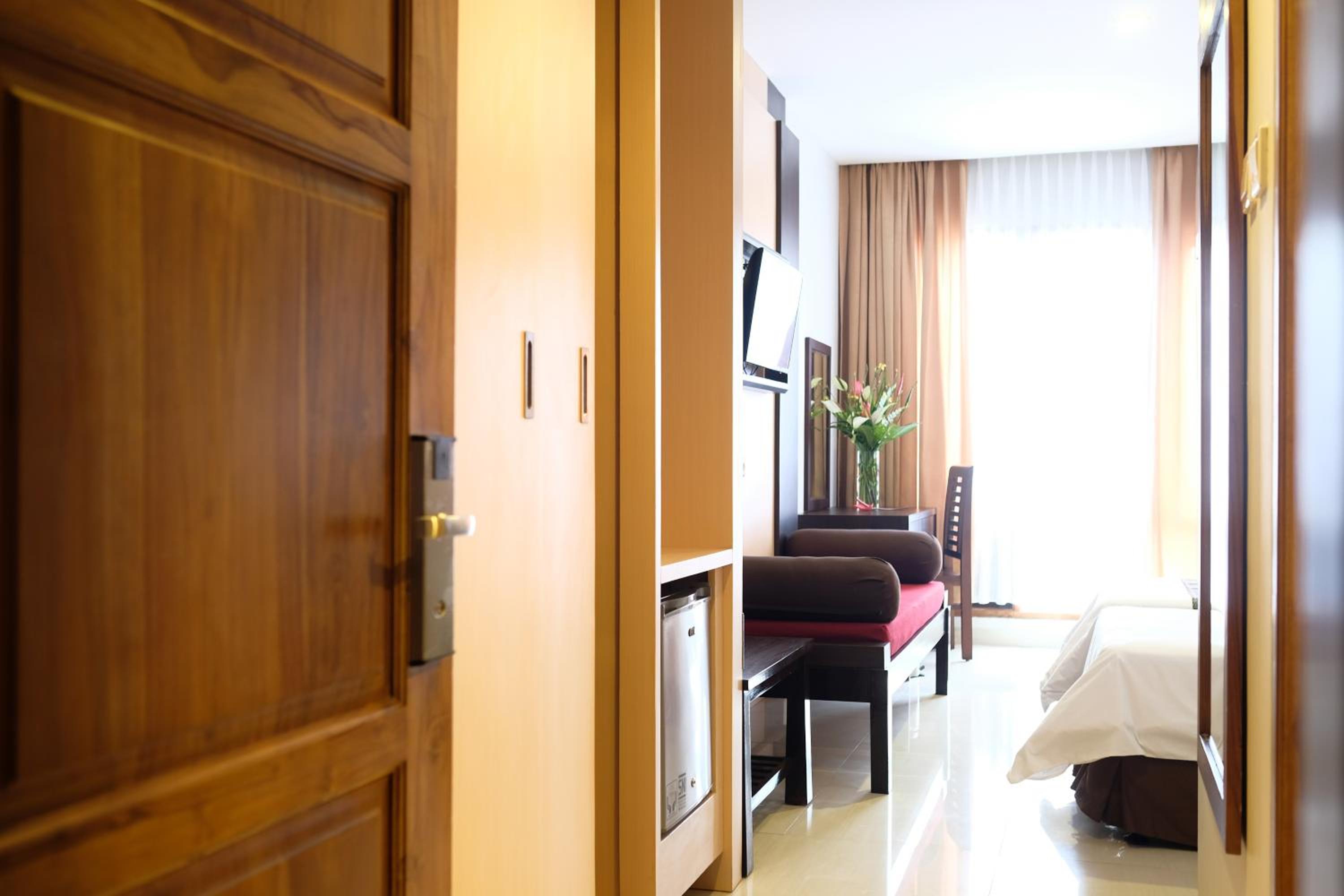 Deluxe Twin Room with City View - with Balcony - Photo 5