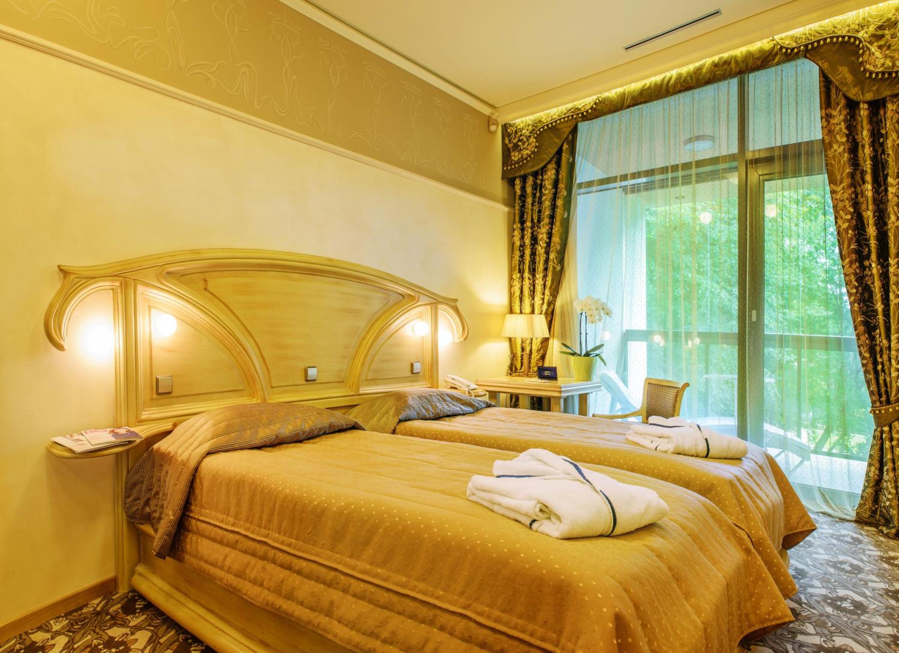 Deluxe Two-Bedroom Apartment with Spa Access - Photo 3