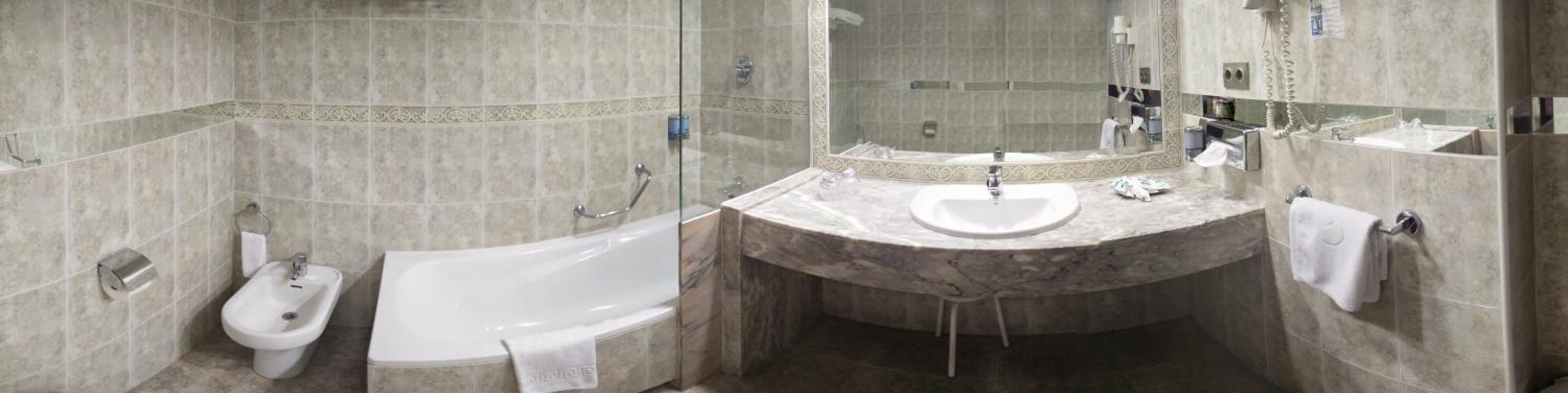 Double or Twin Room with Side Sea View - Photo 8
