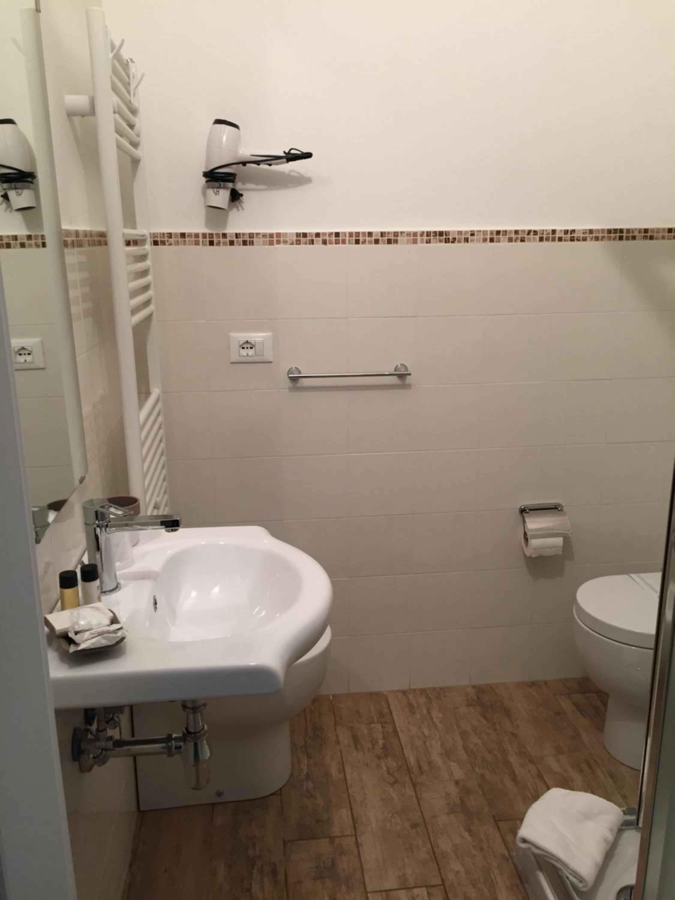 Deluxe Double or Twin Room - Photo 7
