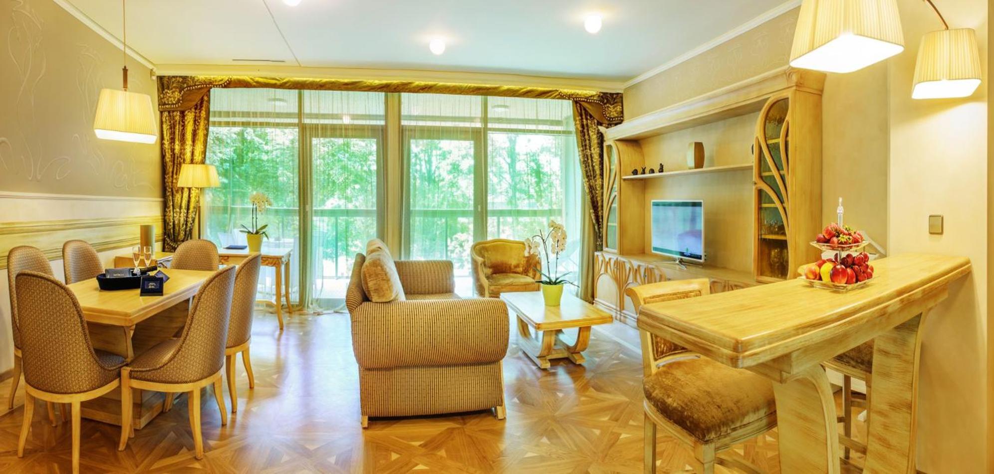 Deluxe Two-Bedroom Apartment with Spa Access - Photo 2