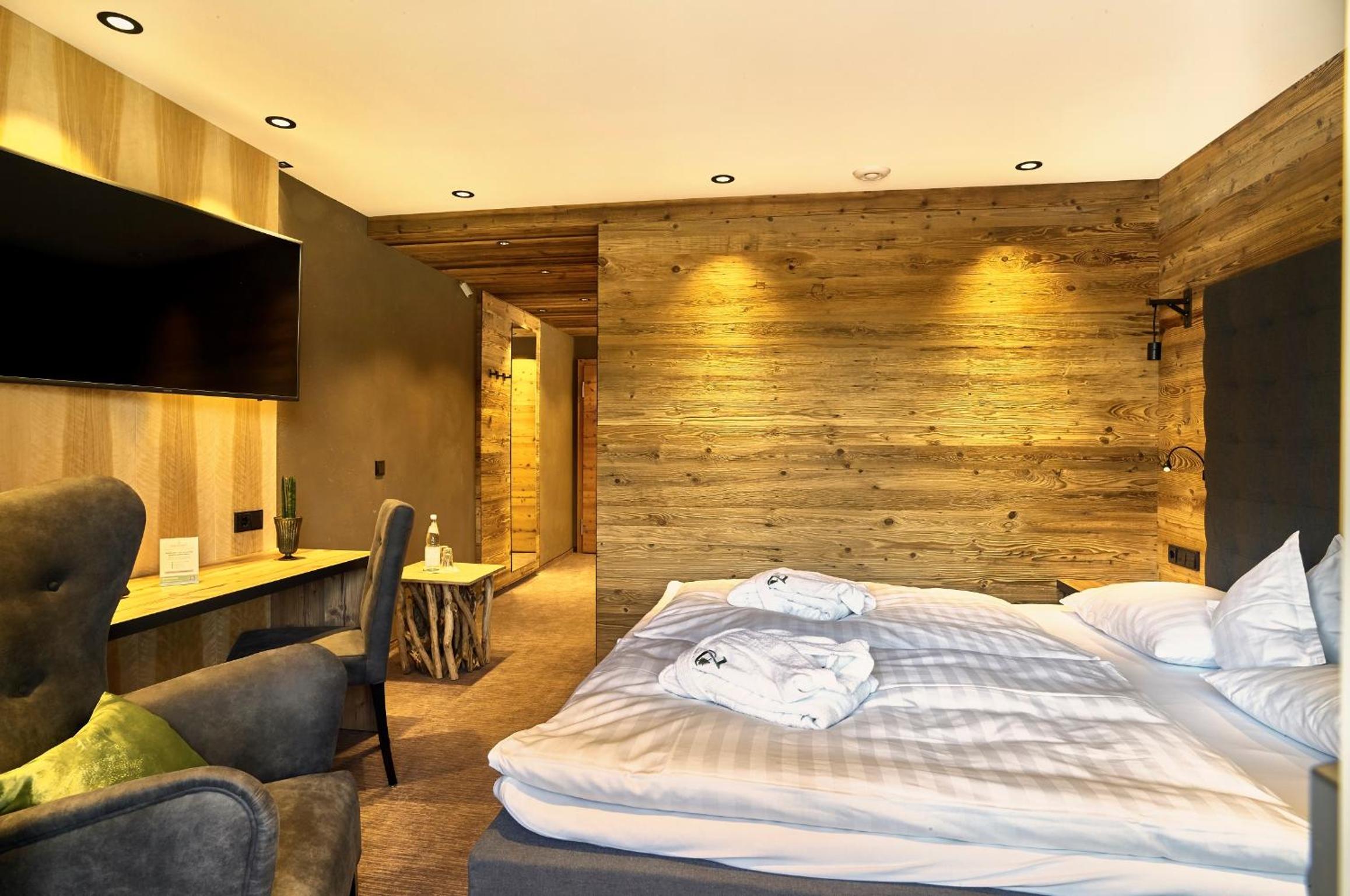 Deluxe Double Room with Balcony photo 1