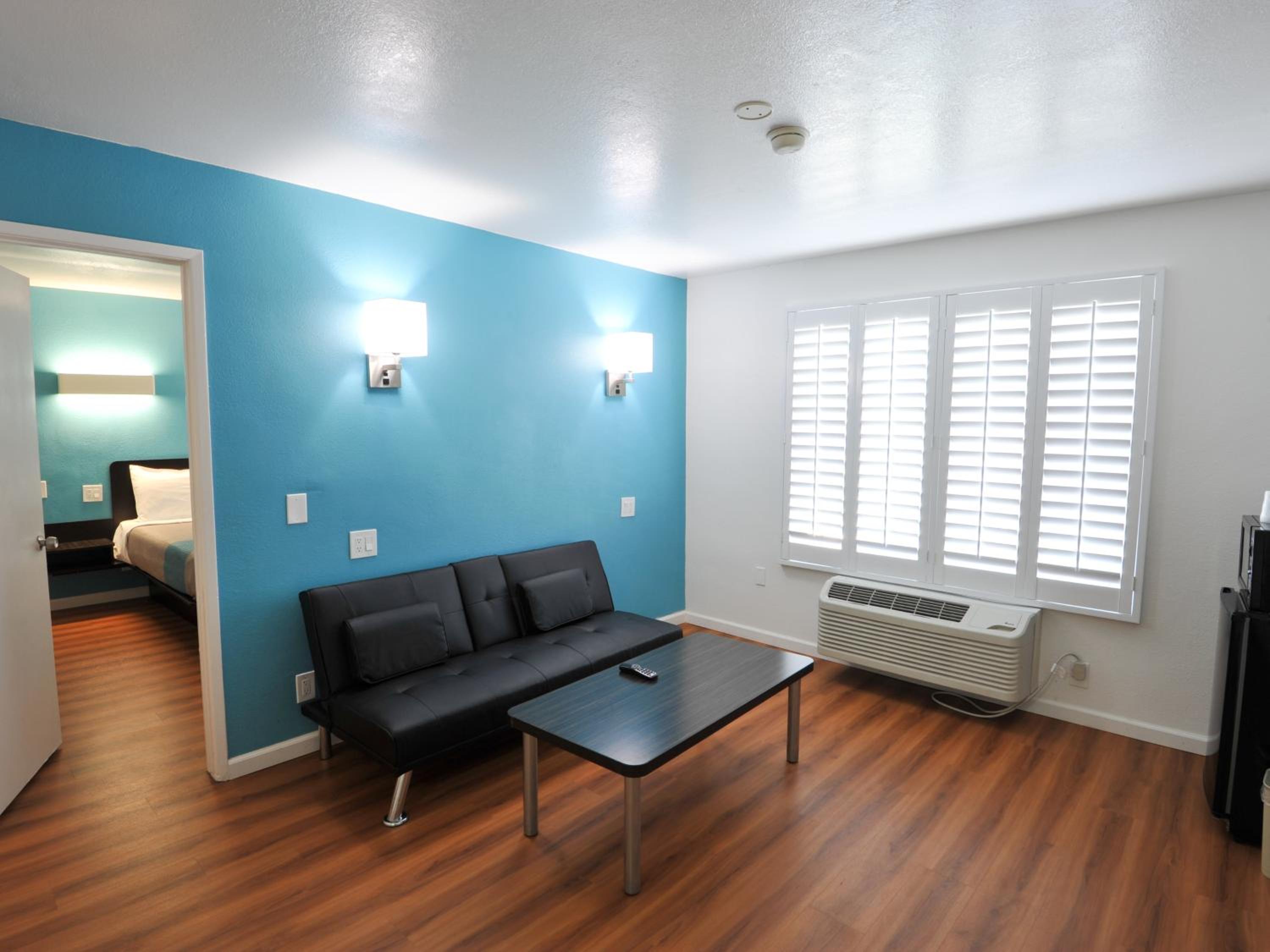 Deluxe Queen Suite photo 2