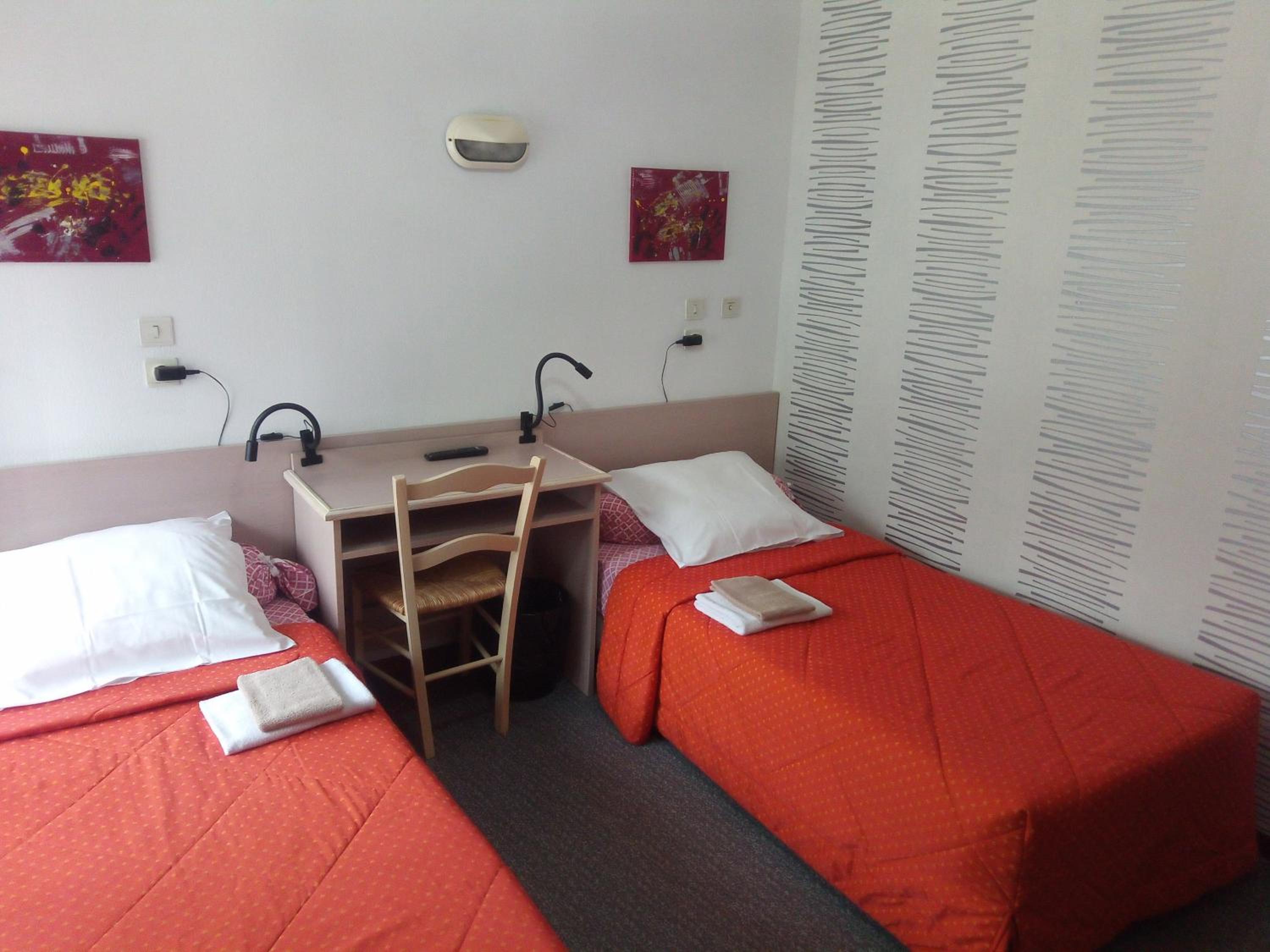Standard Twin Room - Photo 1