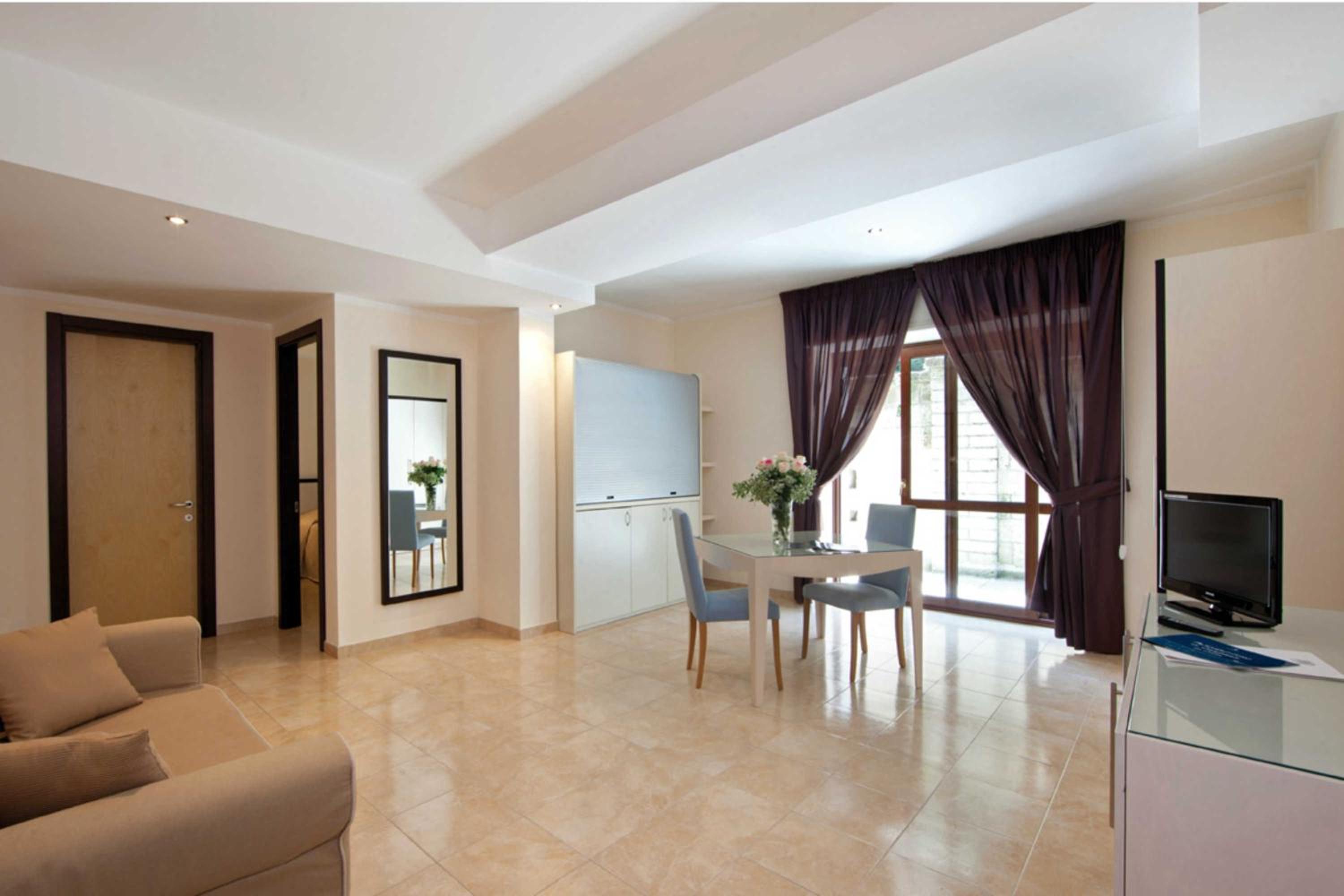 Suite Room - Photo 9