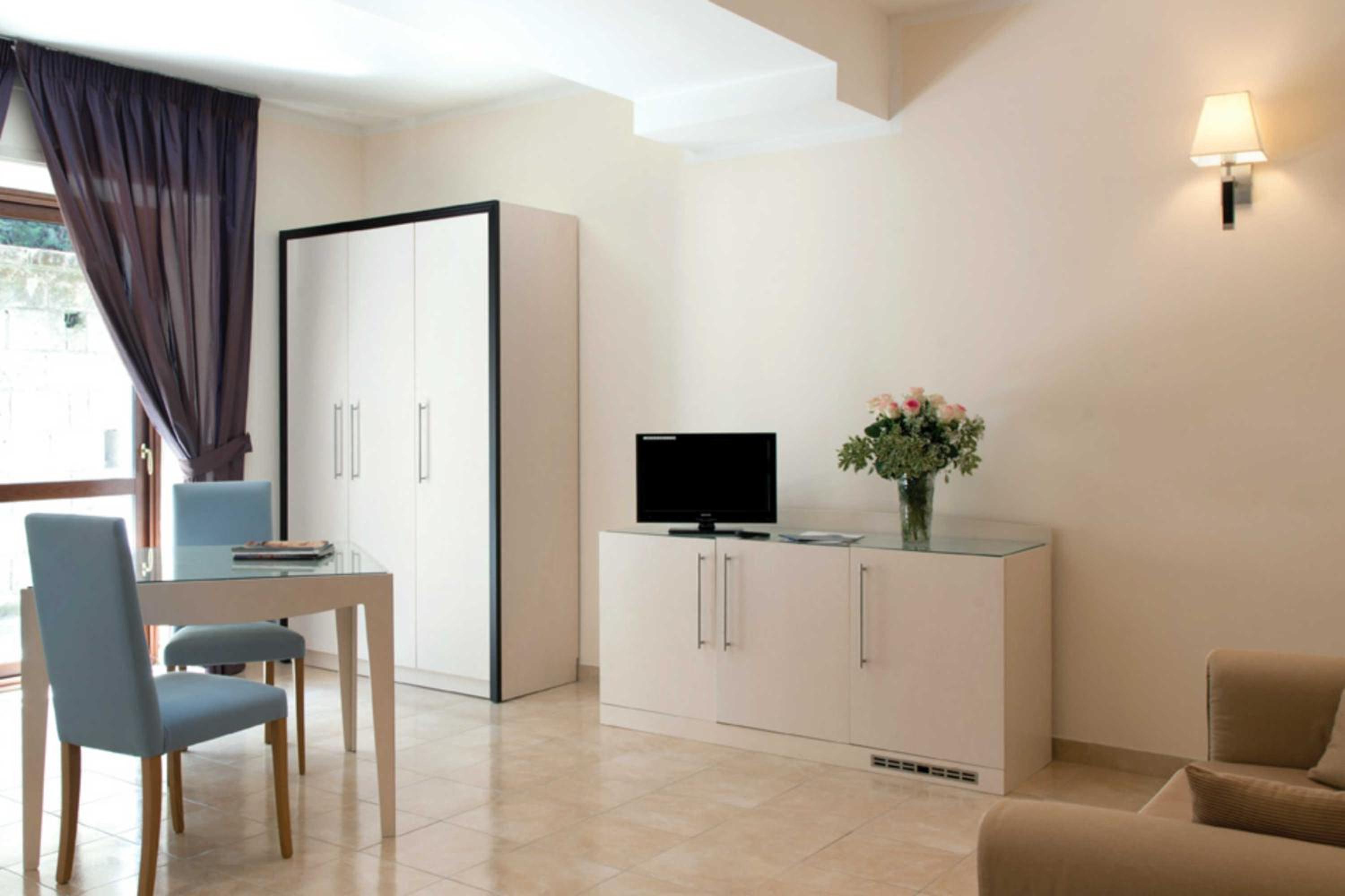 Suite Room - Photo 2