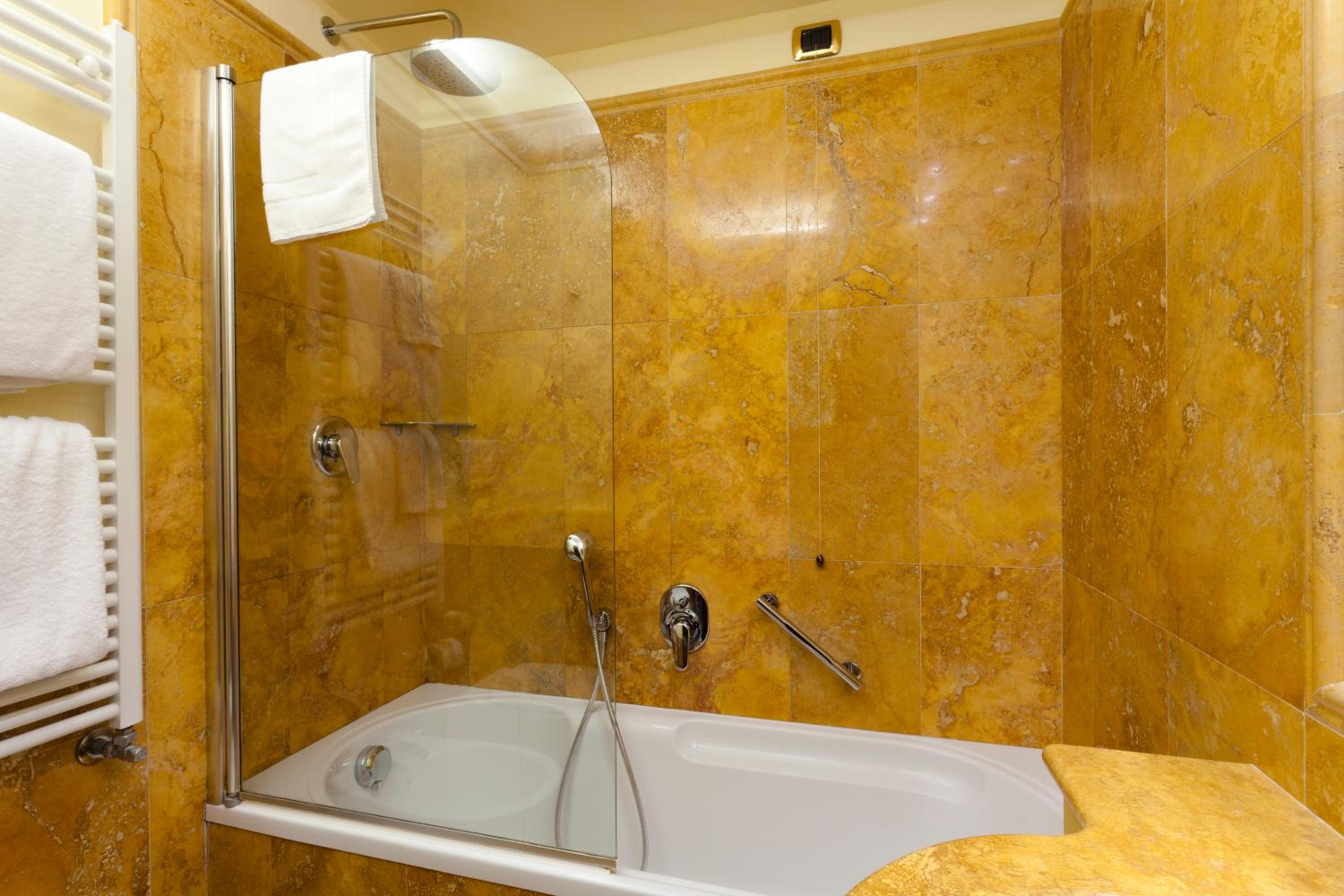 Deluxe Double or Twin Room photo 3