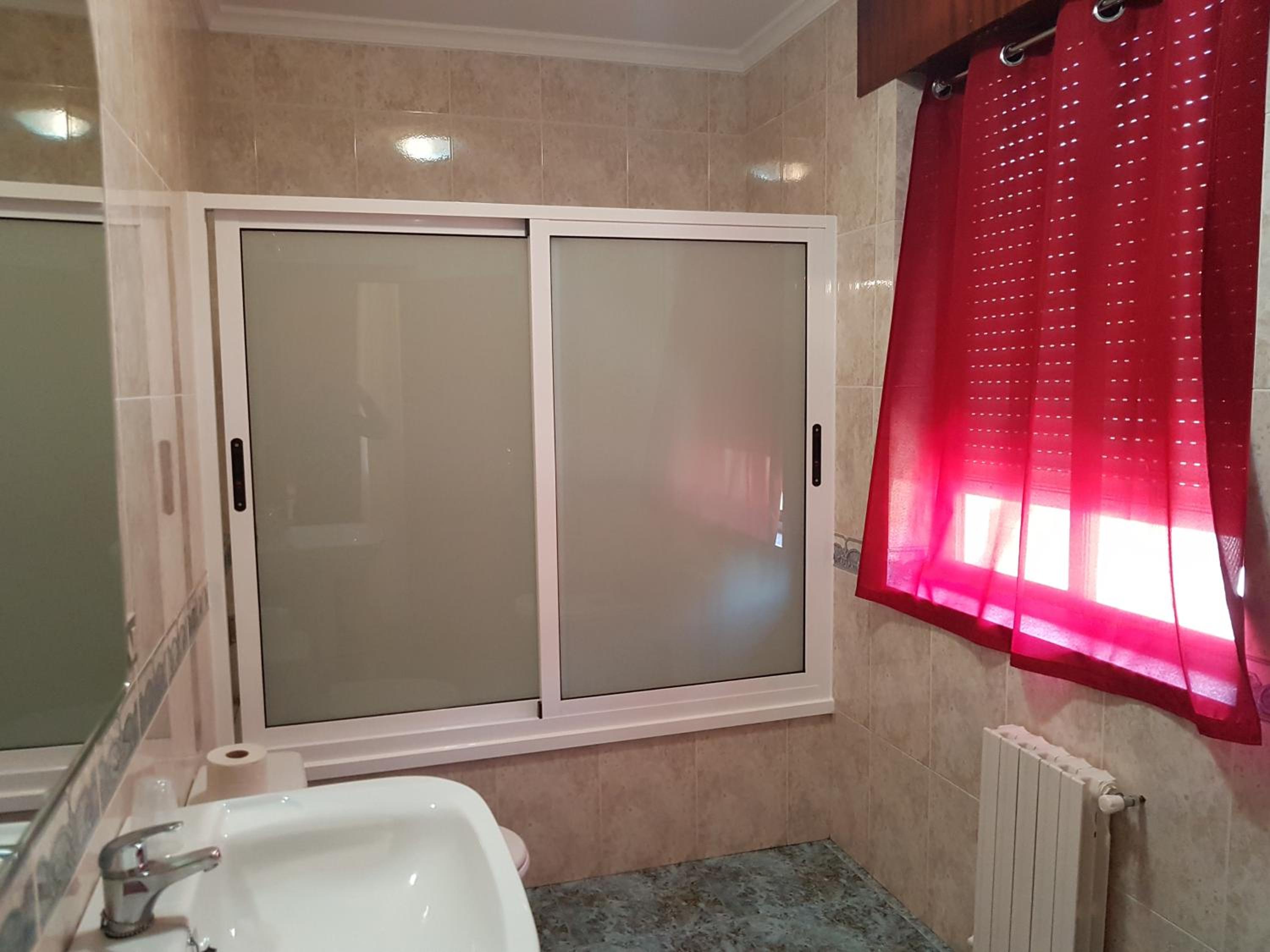 Twin Room with Private Bathroom - Photo 7