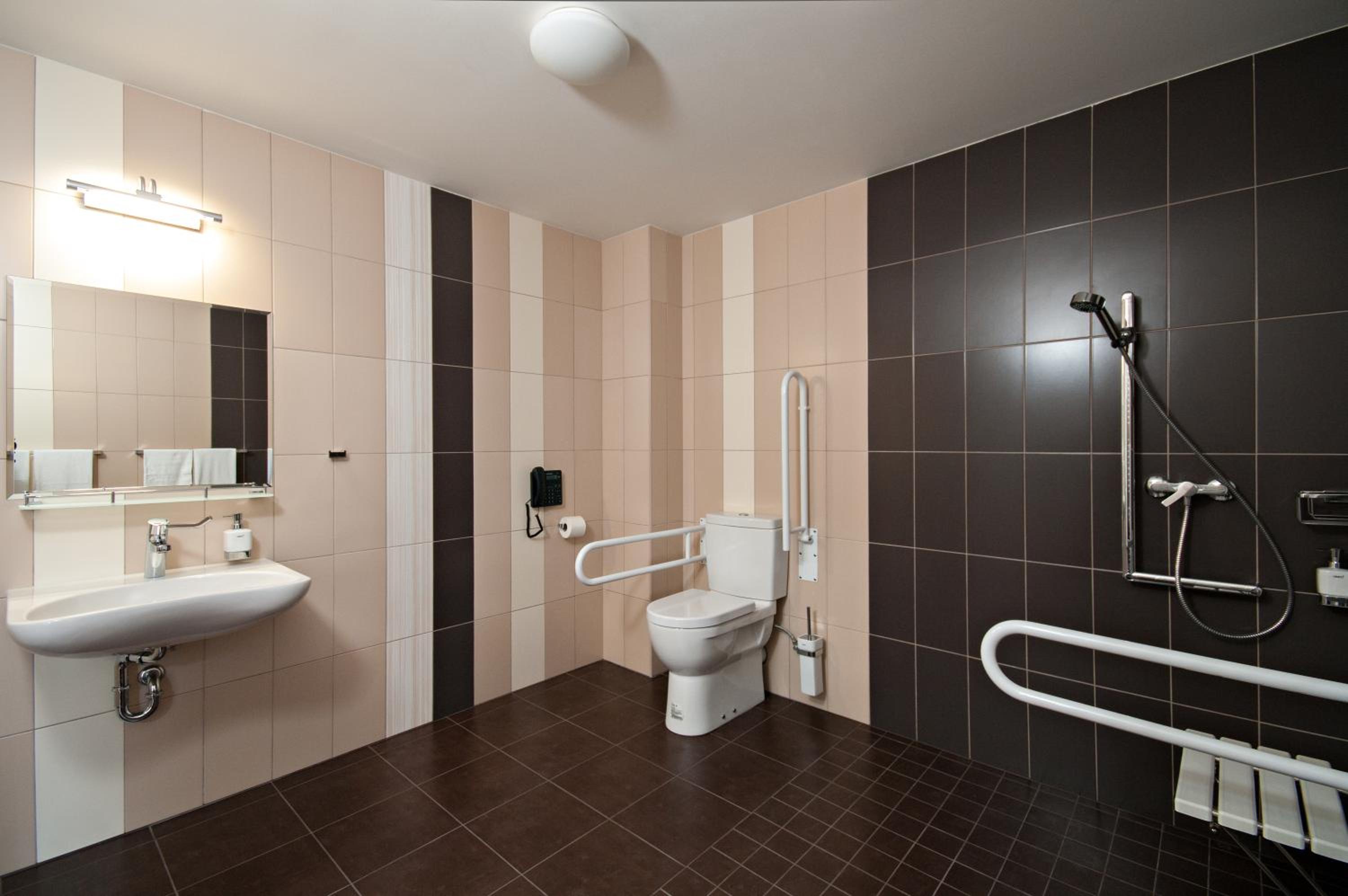 Twin Room - Disability Access - Photo 5