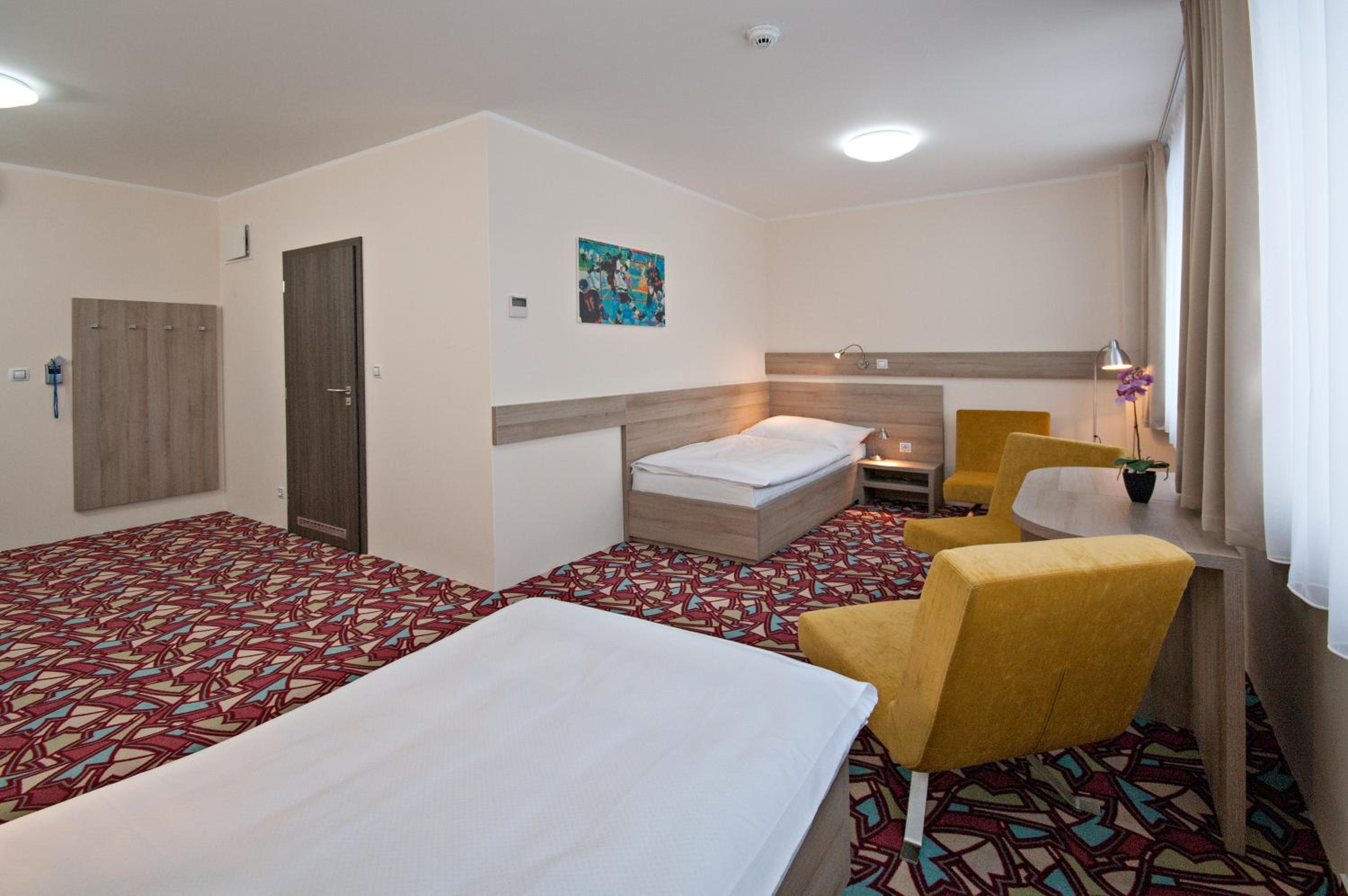 Twin Room - Disability Access - Photo 3