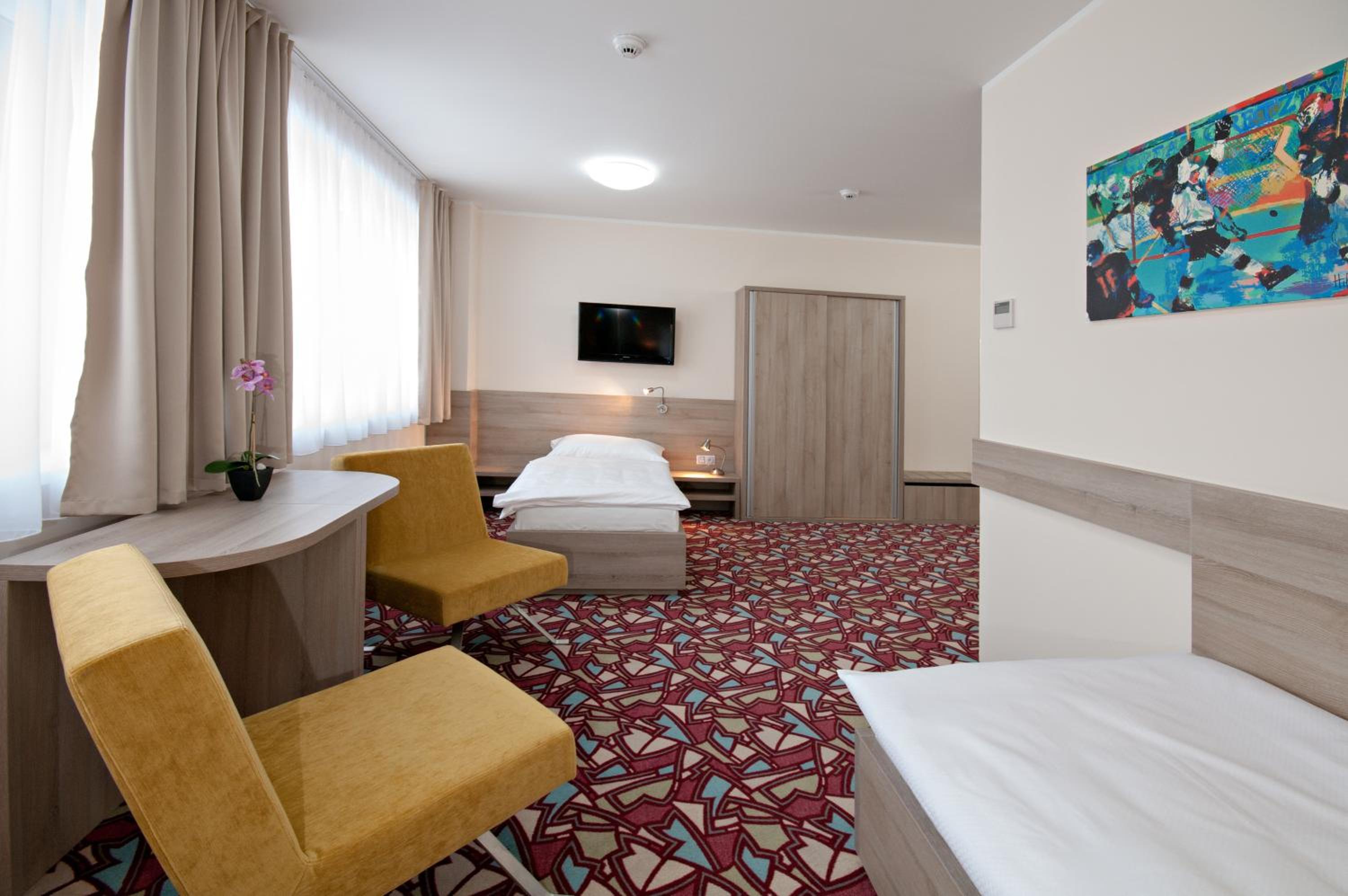 Twin Room - Disability Access - Photo 4