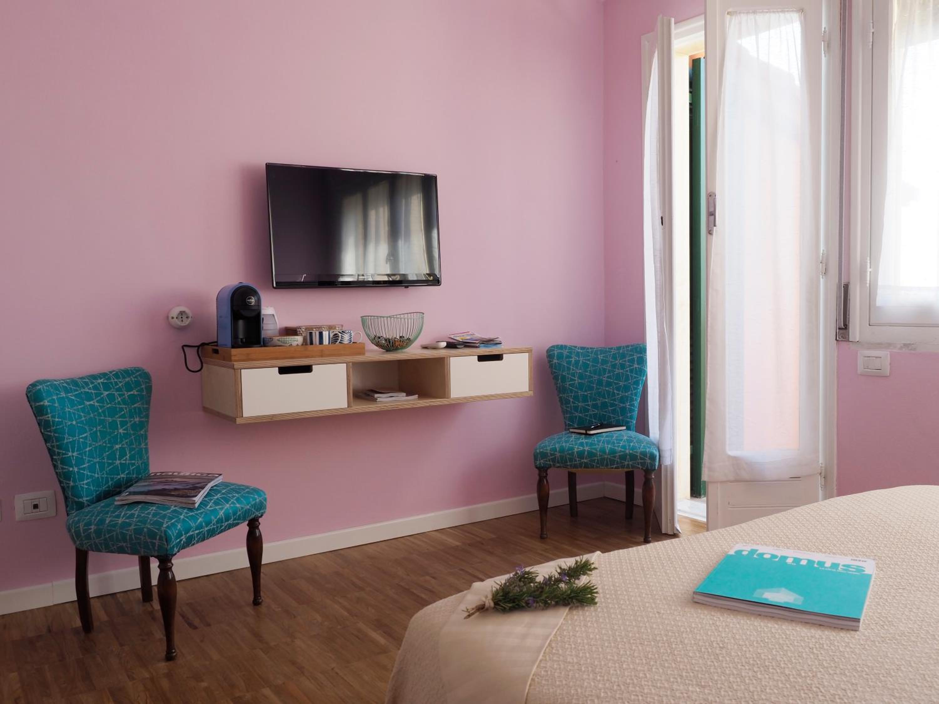 Deluxe Double Room with Balcony and Sea View - Photo 12