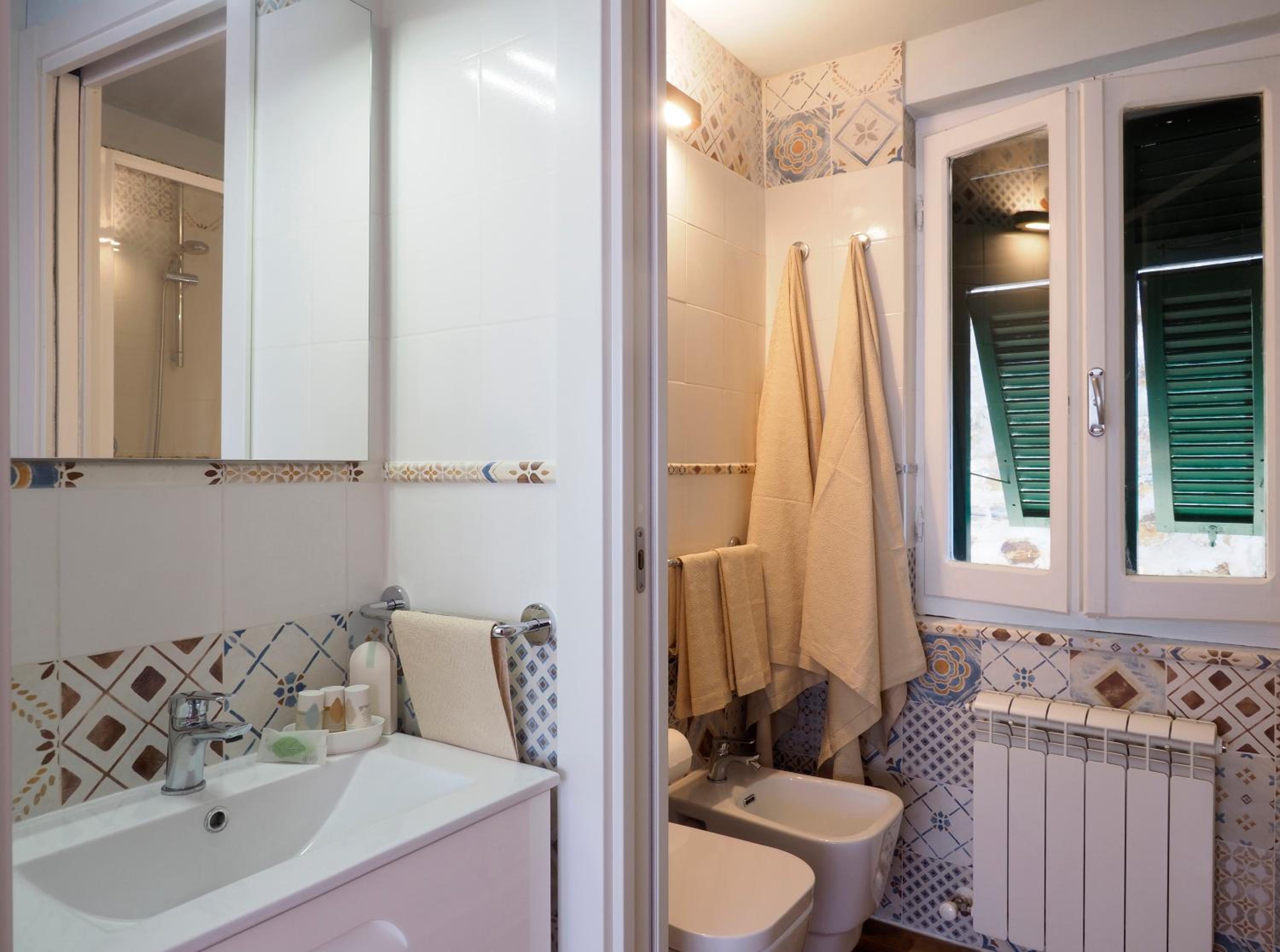 Deluxe Double Room with Balcony and Sea View - Photo 27