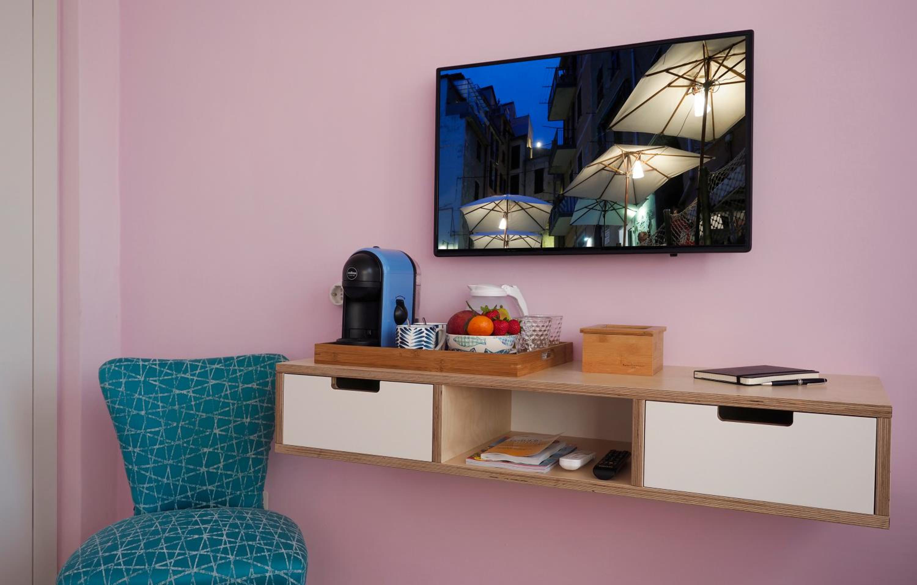 Deluxe Double Room with Balcony and Sea View - Photo 11