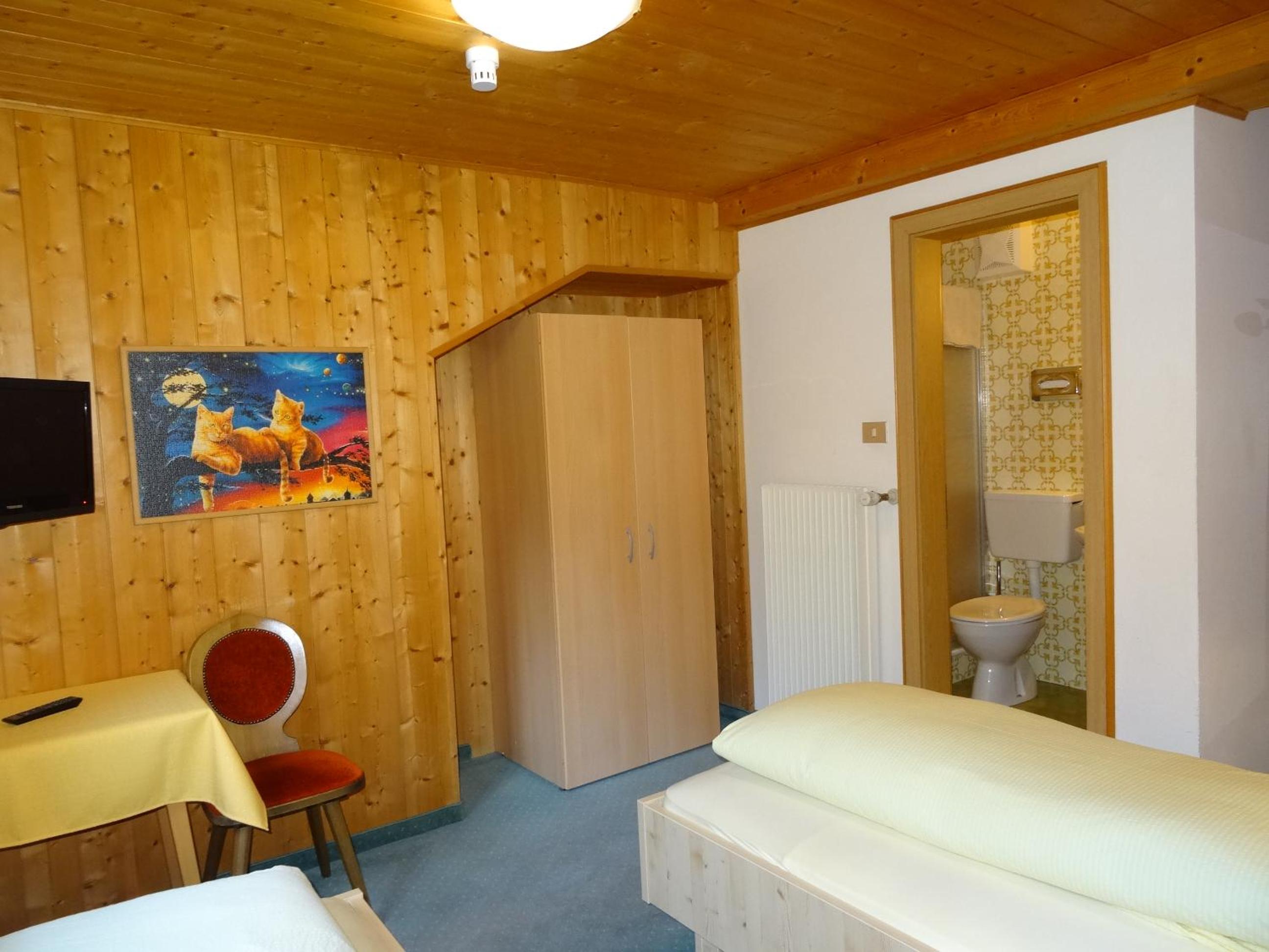Twin Room with Bathroom - Photo 2