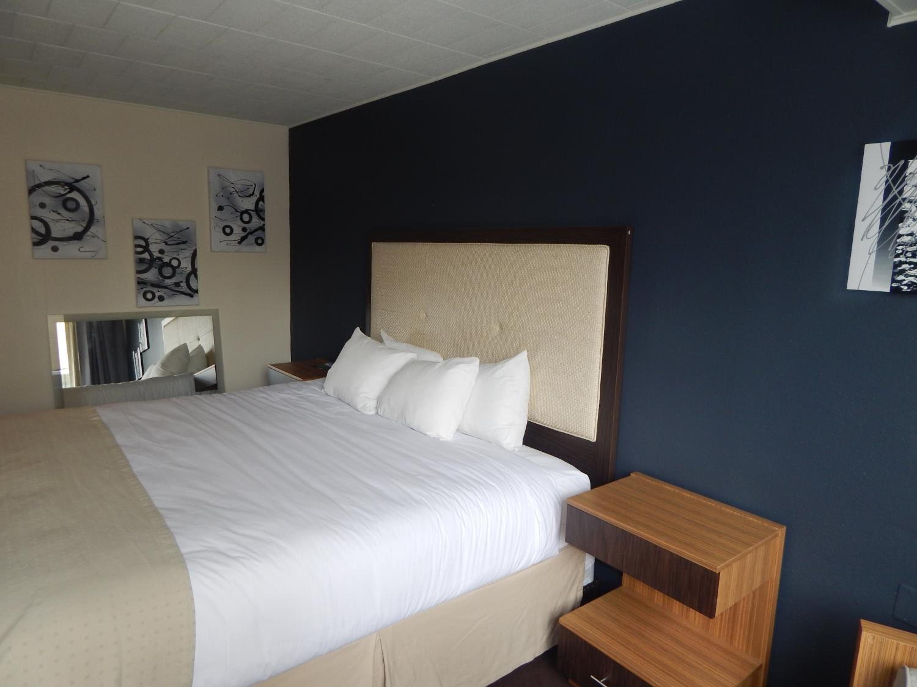 Deluxe Double Room with Two Double Beds and Pool View - Non-Smoking - Photo 7