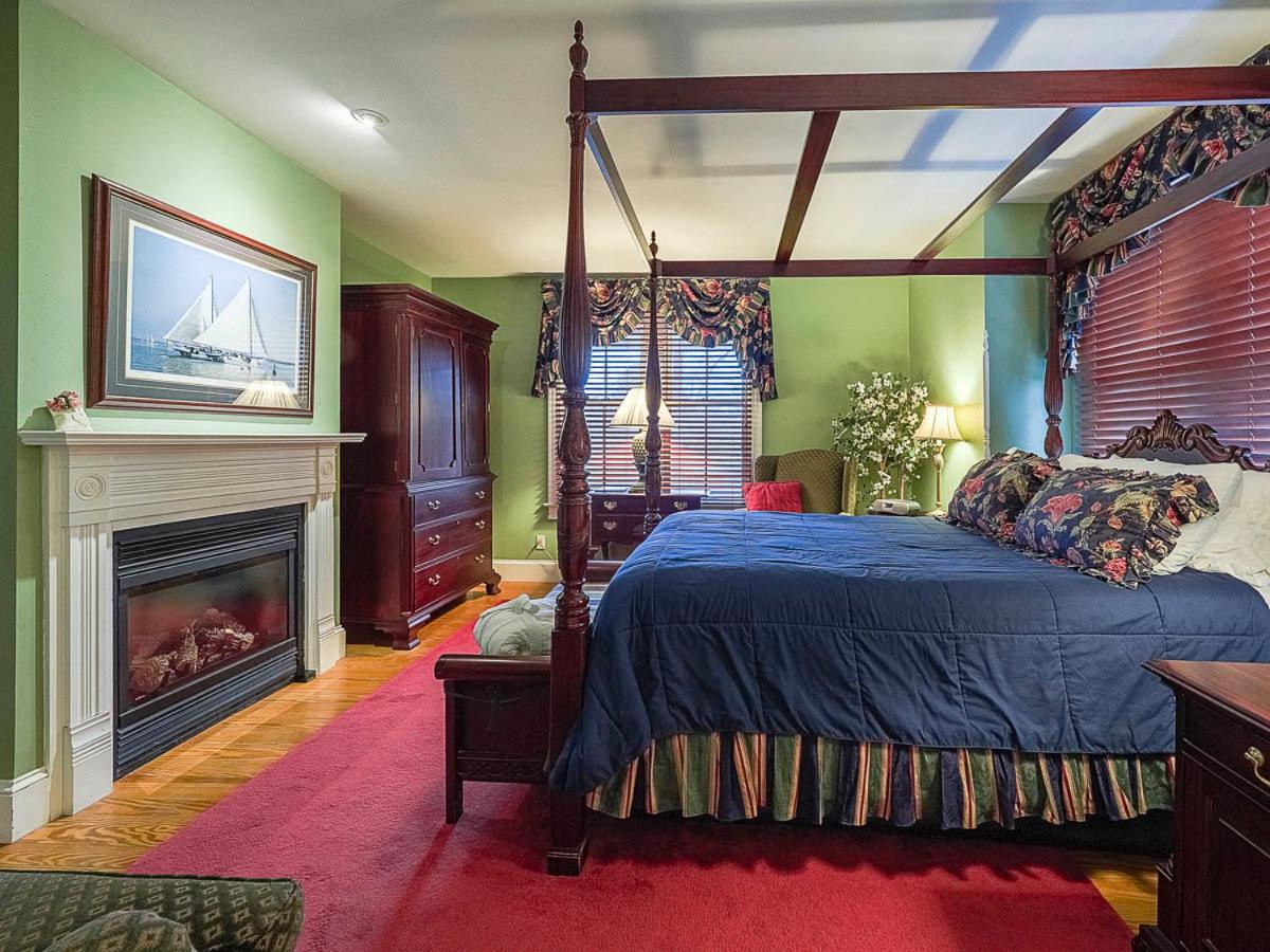 Deluxe Queen Room with Fireplace photo 1