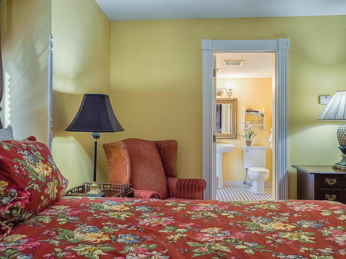 Queen Room with Fireplace - Top Floor photo 1