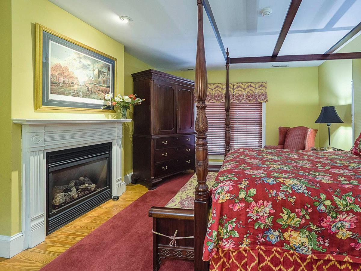 Queen Room with Fireplace - Top Floor photo 3