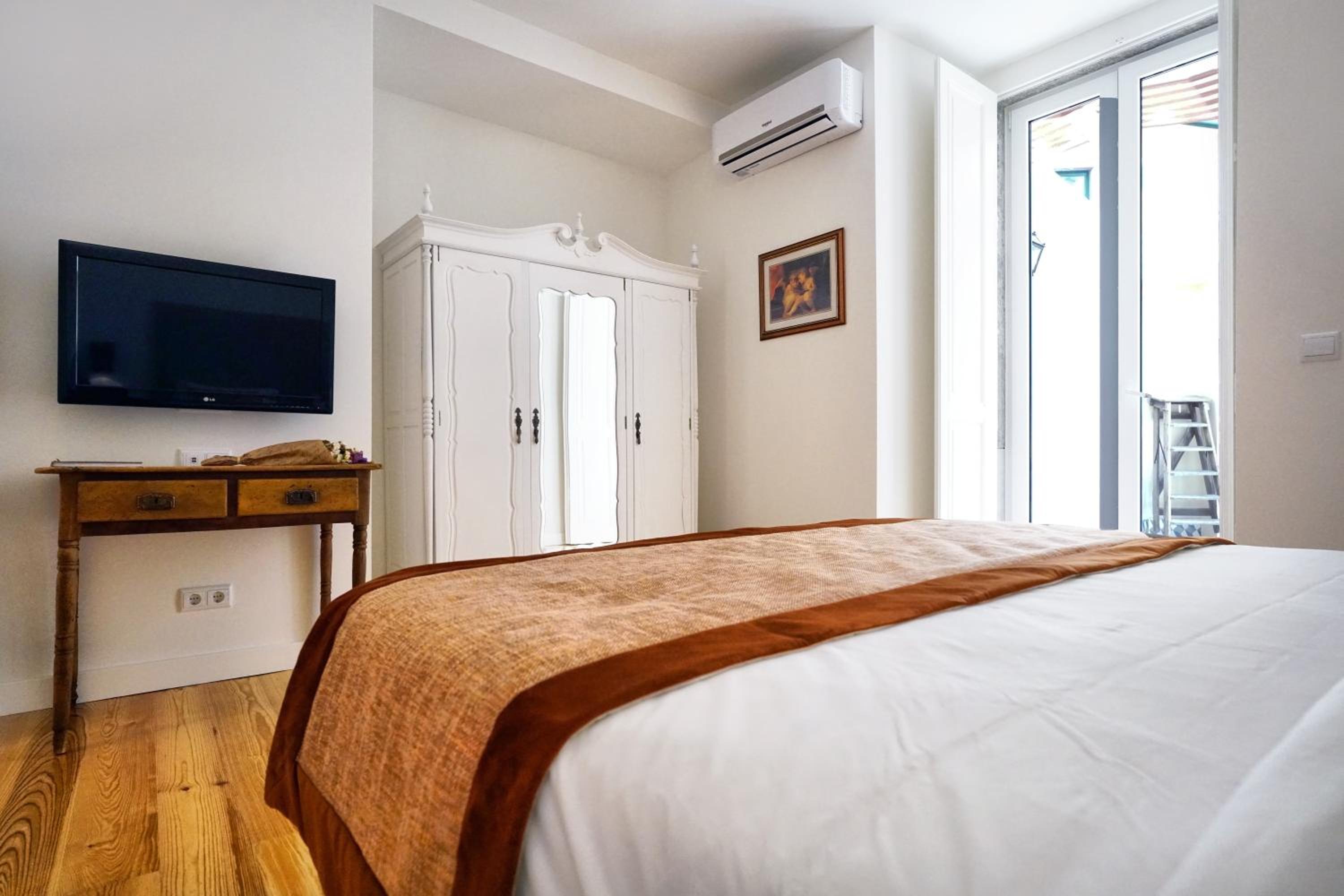Superior Double or Twin Room with Patio photo 2