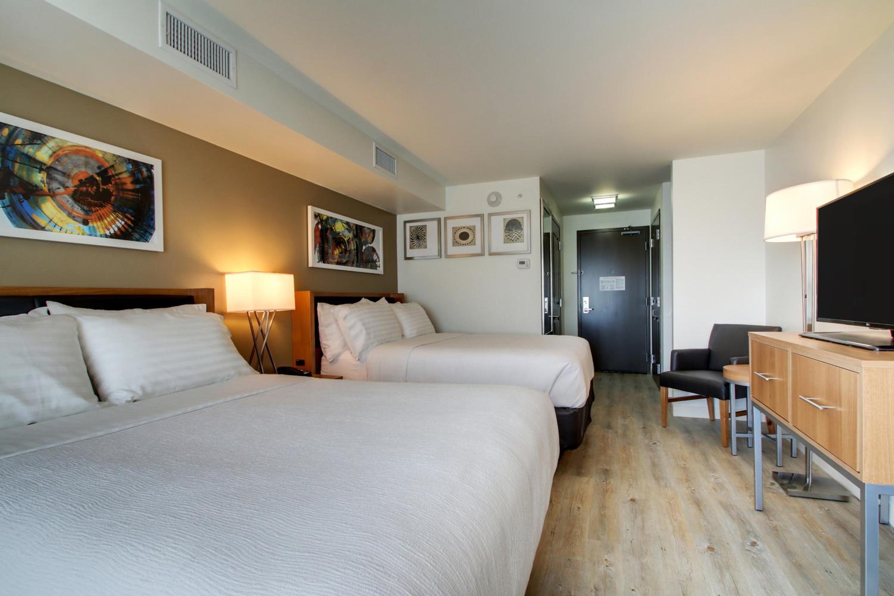 Standard Queen Room with Two Queen Beds and Mobility Accessible Tub photo 1