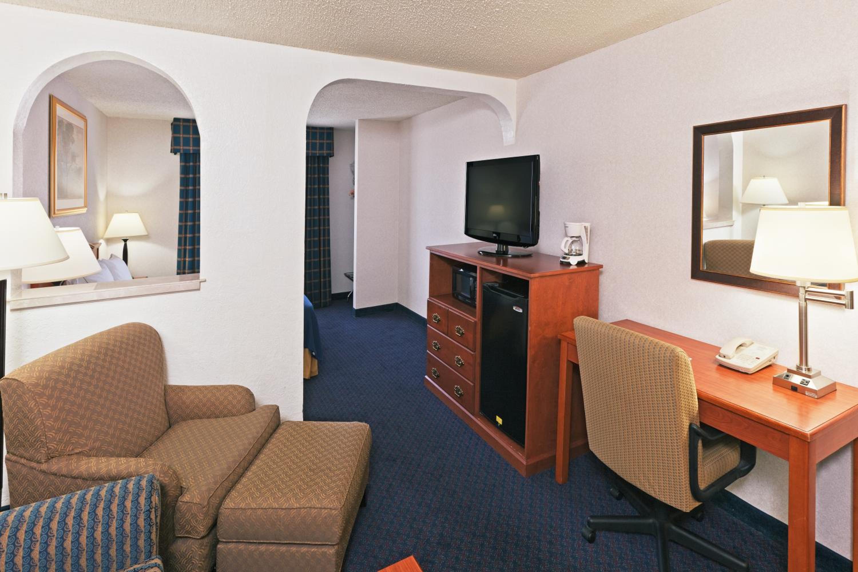 Deluxe King Studio Suite - Non-Smoking - Photo 1