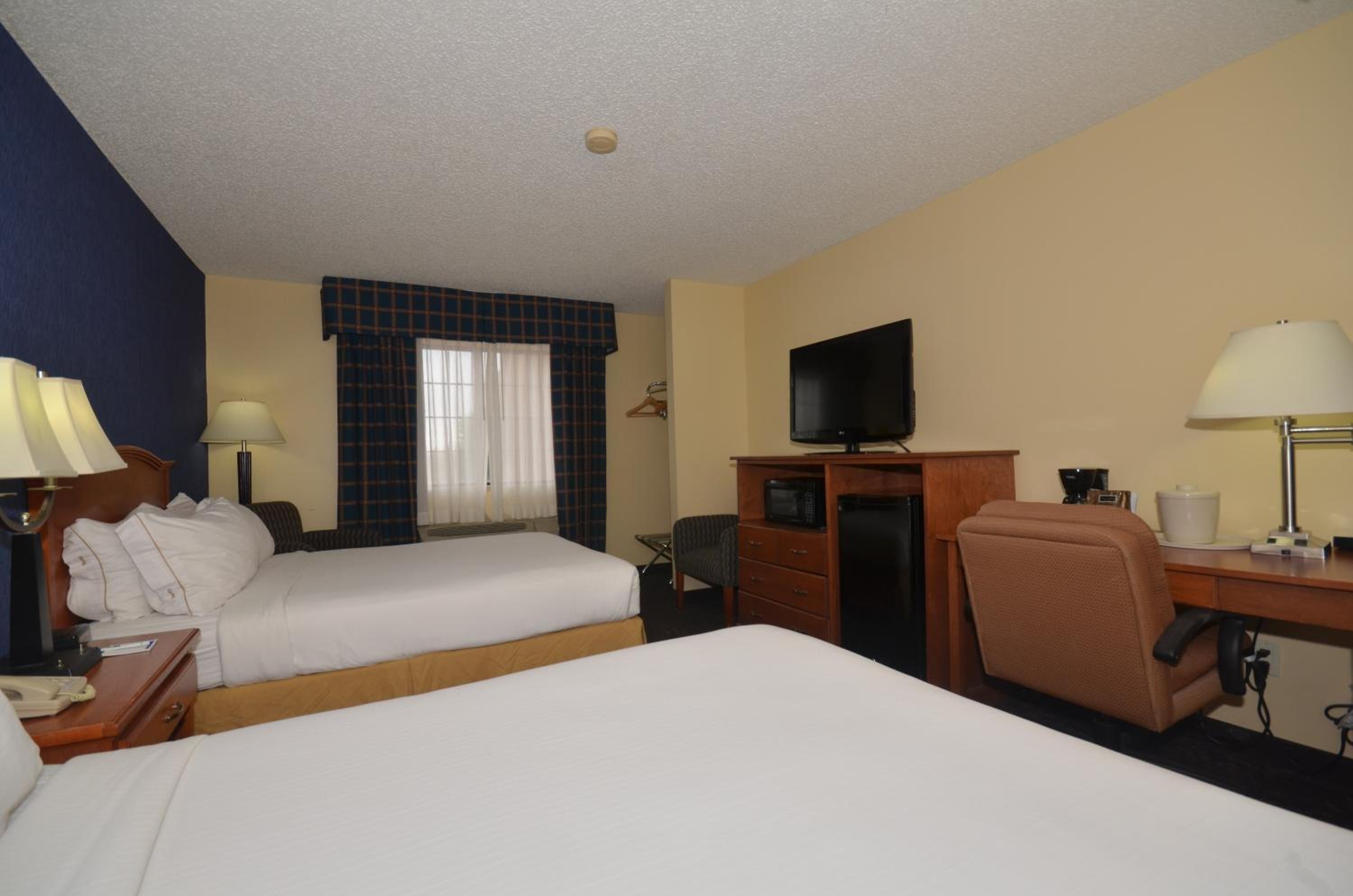 Queen Room with Two Queen Beds - Non-Smoking - Photo 4