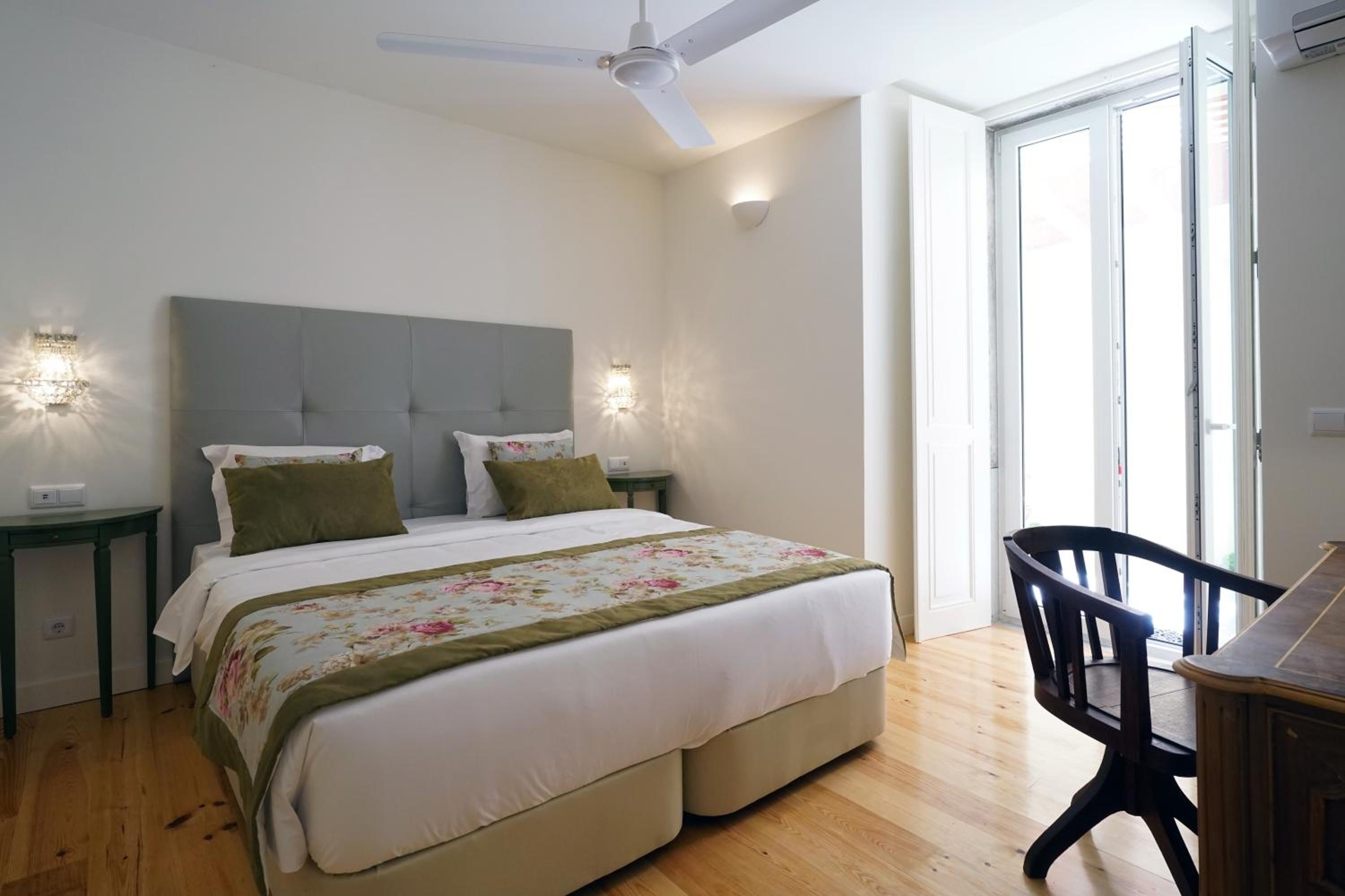Deluxe Double or Twin Room with Patio photo 3